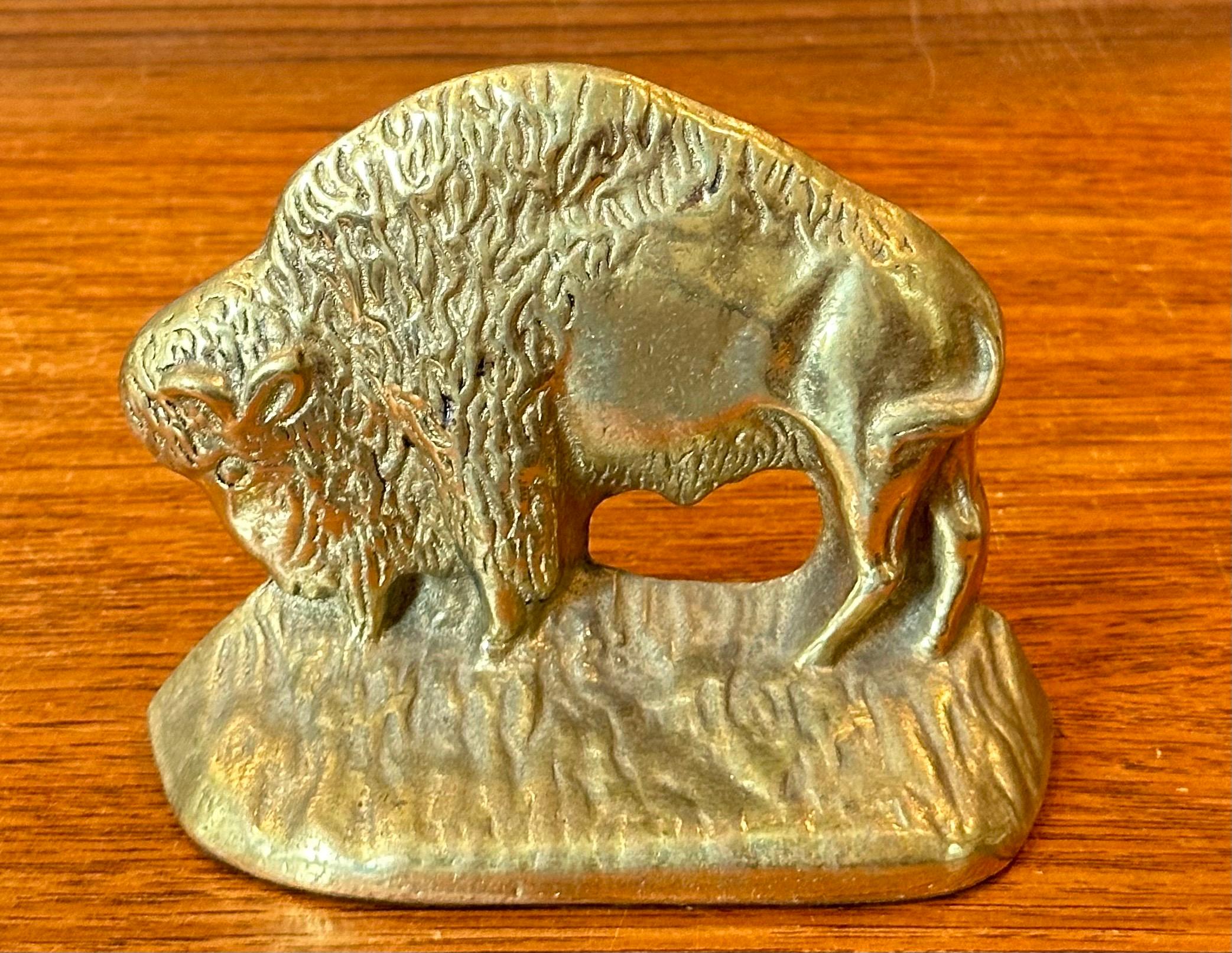 Coppia di fermalibri Buffalo in ottone vintage in vendita 7