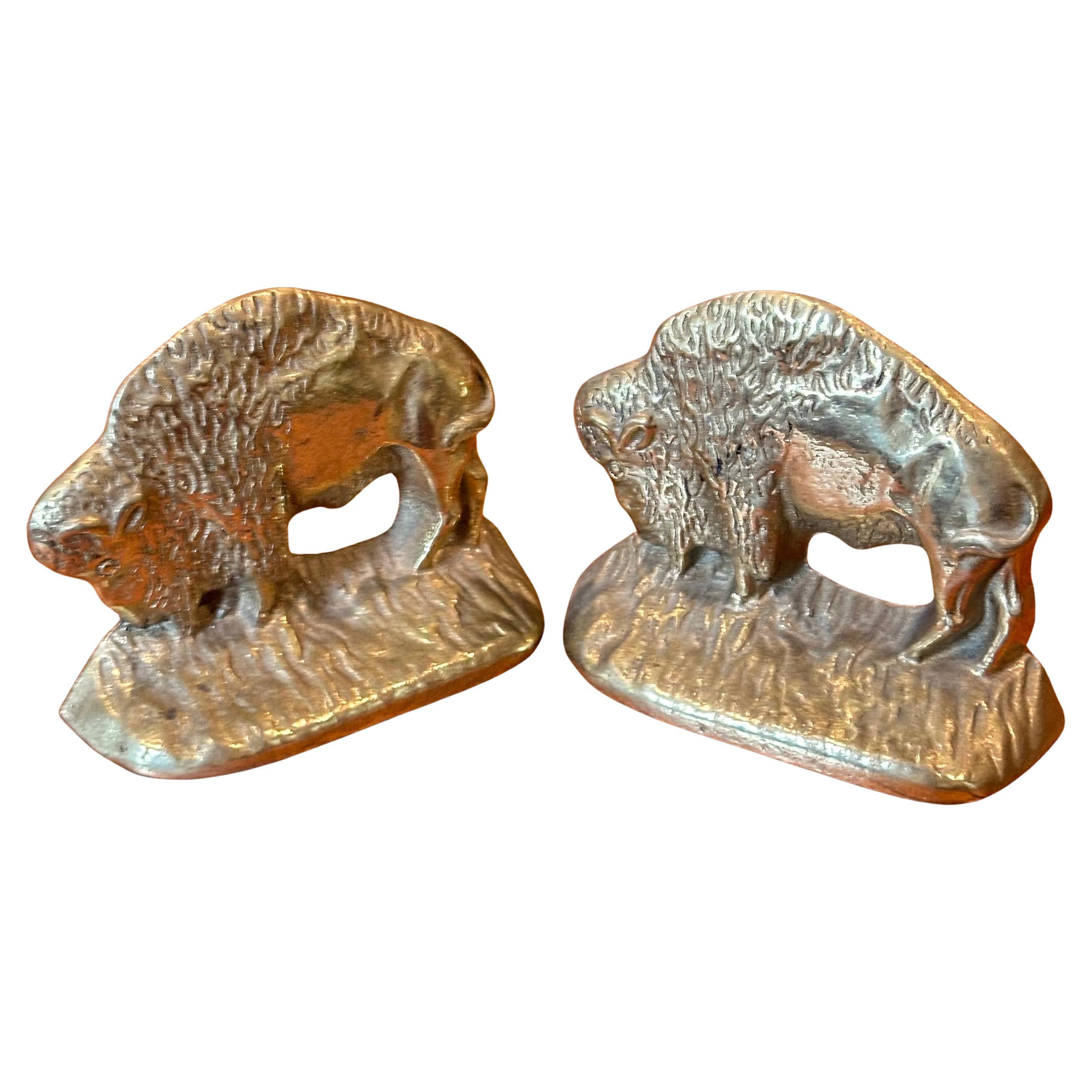 Mid-Century moderno Coppia di fermalibri Buffalo in ottone vintage in vendita