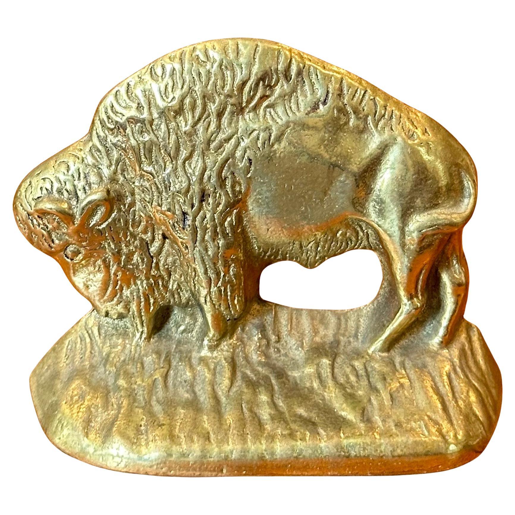 Americano Coppia di fermalibri Buffalo in ottone vintage in vendita