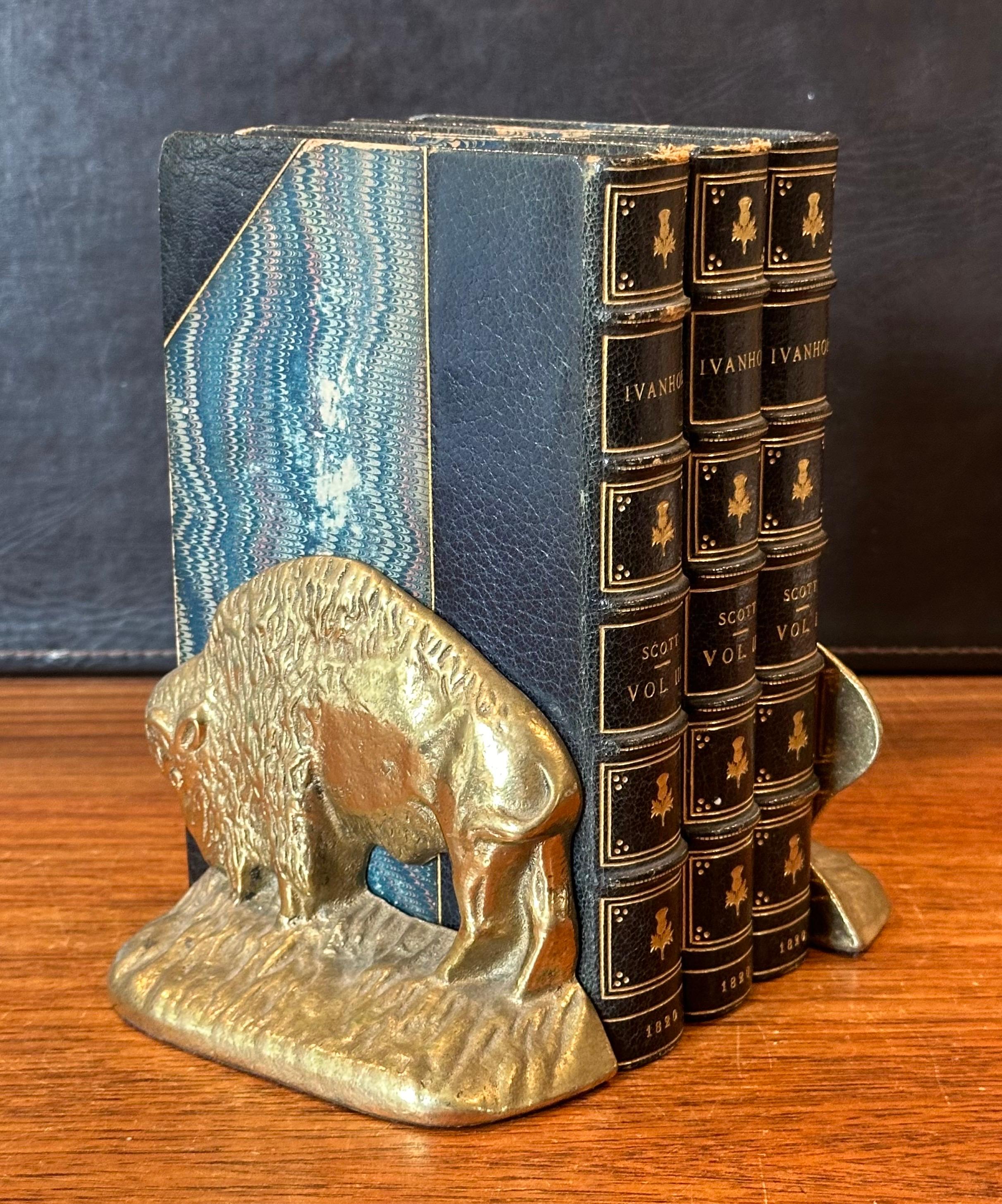 Coppia di fermalibri Buffalo in ottone vintage In condizioni buone in vendita a San Diego, CA
