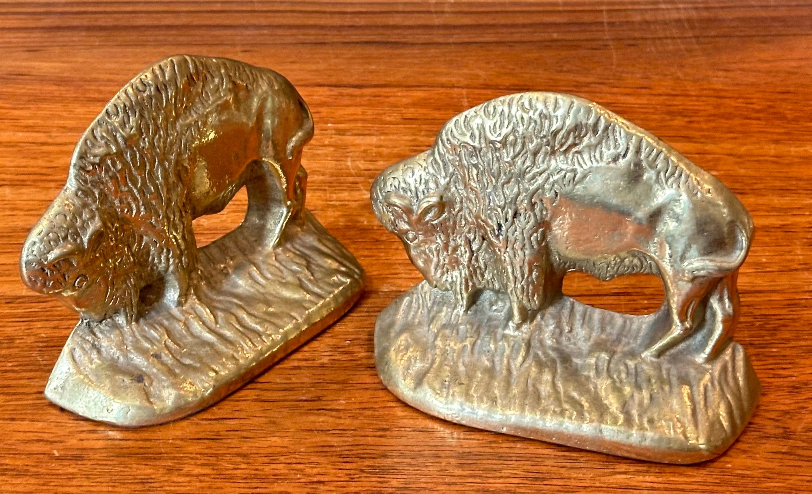 Coppia di fermalibri Buffalo in ottone vintage in vendita 1