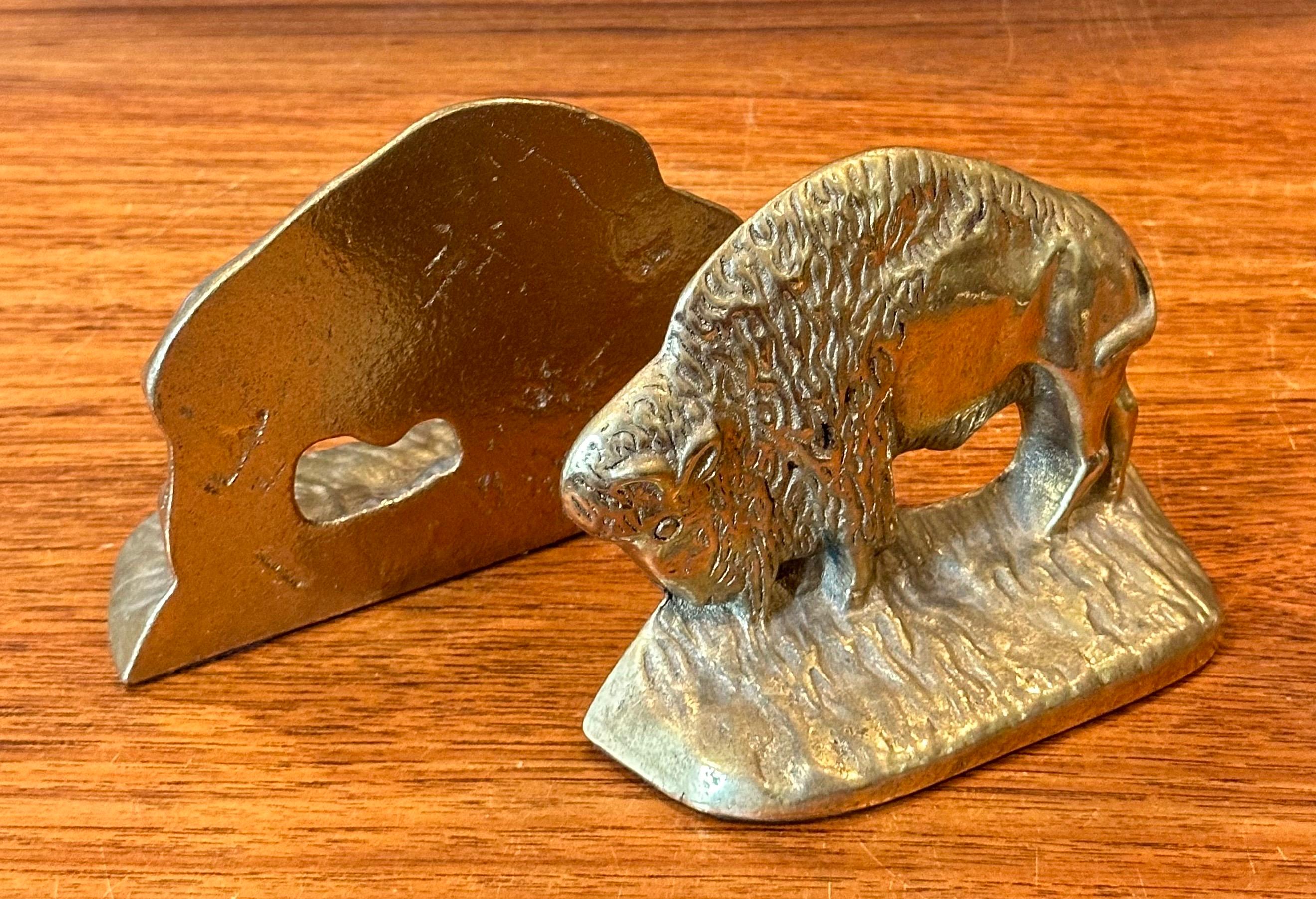 Coppia di fermalibri Buffalo in ottone vintage in vendita 2