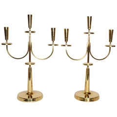 Par de candelabros vintage de latón, diseñados por Tommi Parzinger para Dorlyn Silversmiths