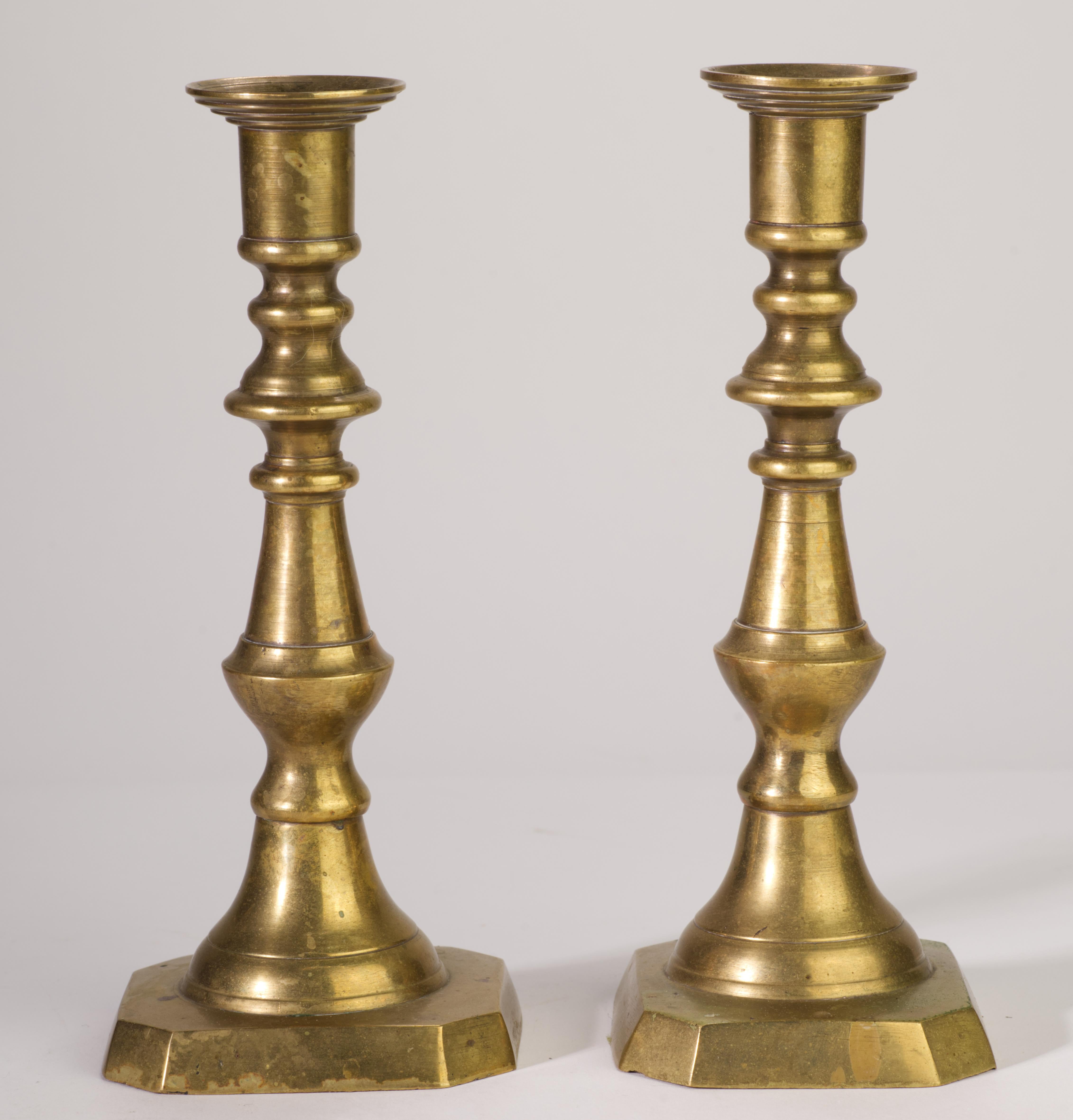  Coppia di candelieri a balaustro d'epoca in ottone neoclassico con colonne finemente dettagliate che poggiano su basi di forma rettangolare.

I candelieri sono alti 8,15