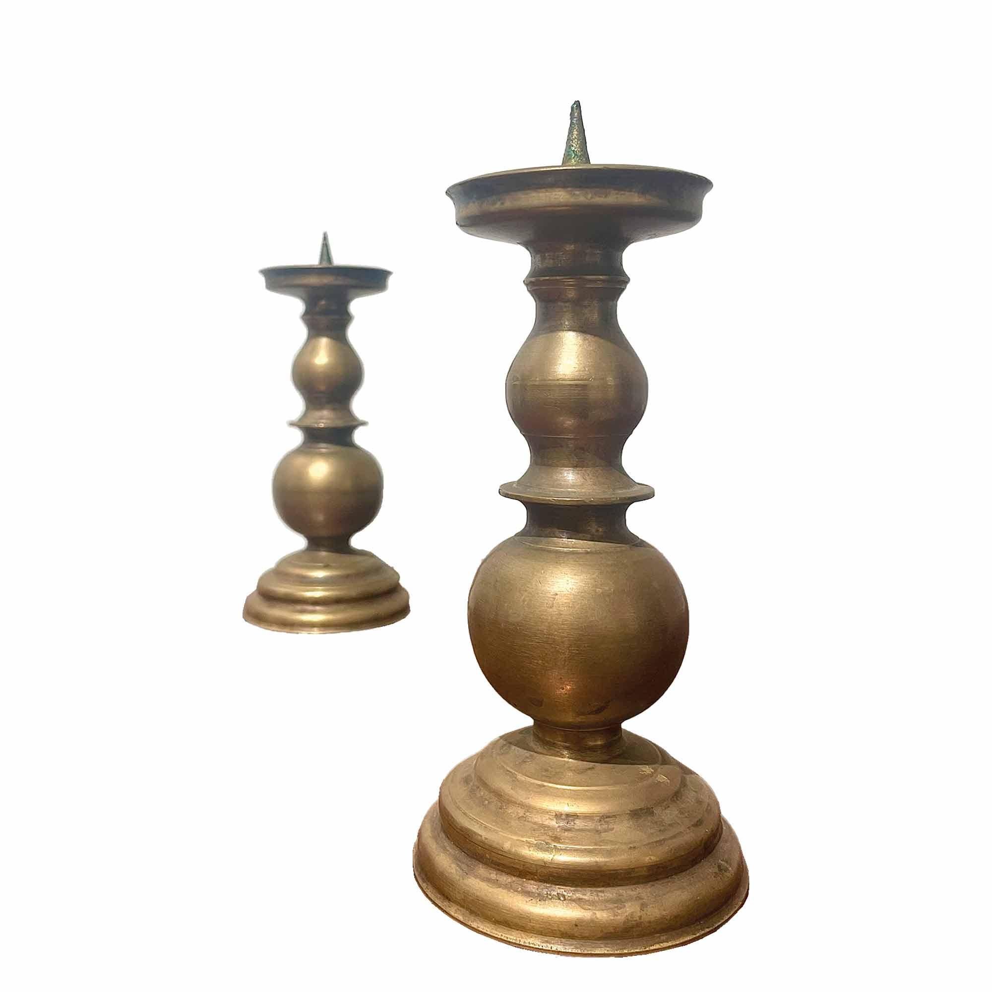 Paire de chandeliers vintage en laiton, fin du 19ème siècle. Ils se distinguent par leurs lignes sculpturales affirmées et raffinées. Leur forme élégante ajoute beaucoup de charme vintage et de simplicité. Les bougeoirs peuvent constituer un élément