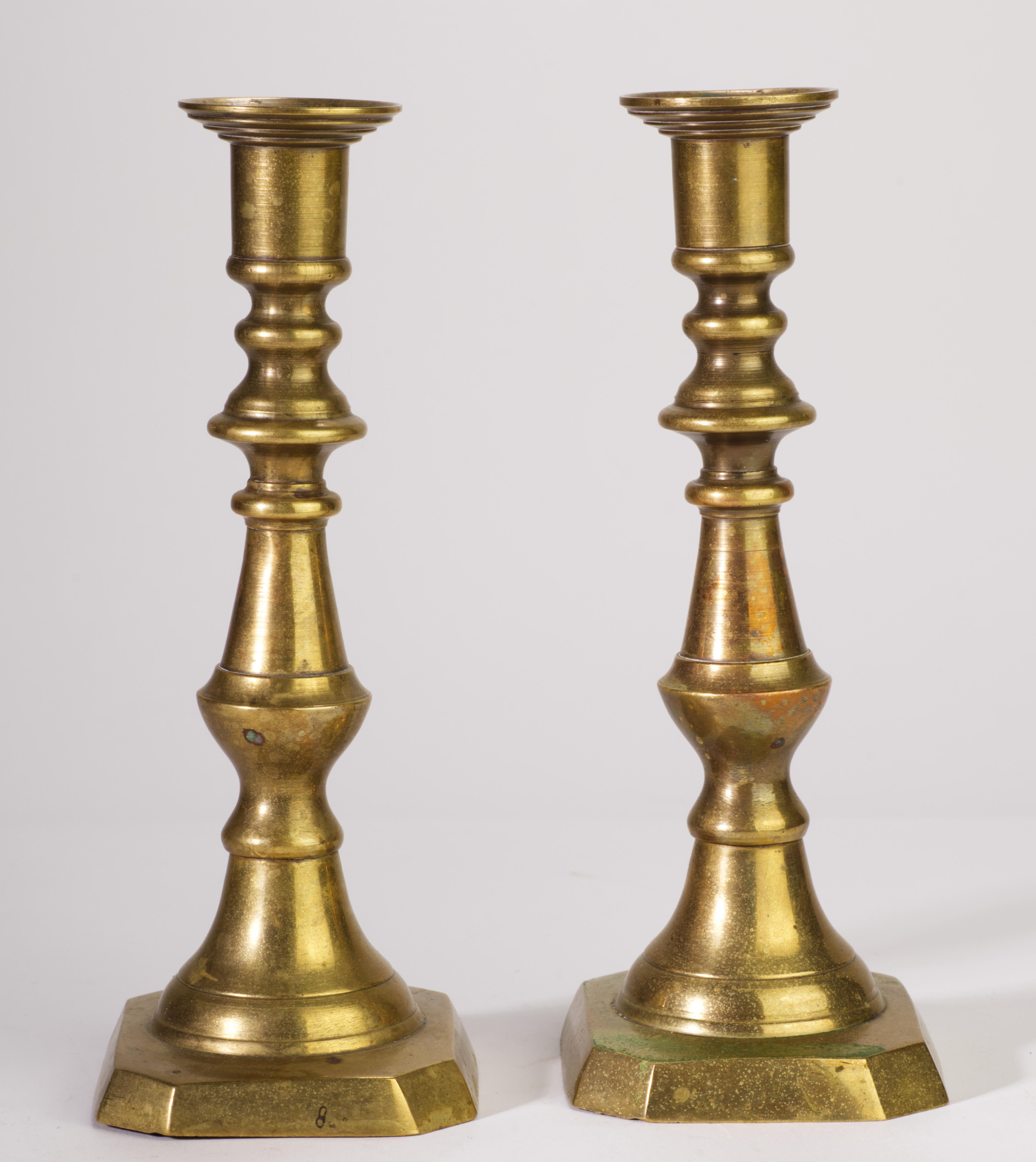 Georgiano Coppia di candelieri neoclassici d'epoca a balaustro in ottone in vendita