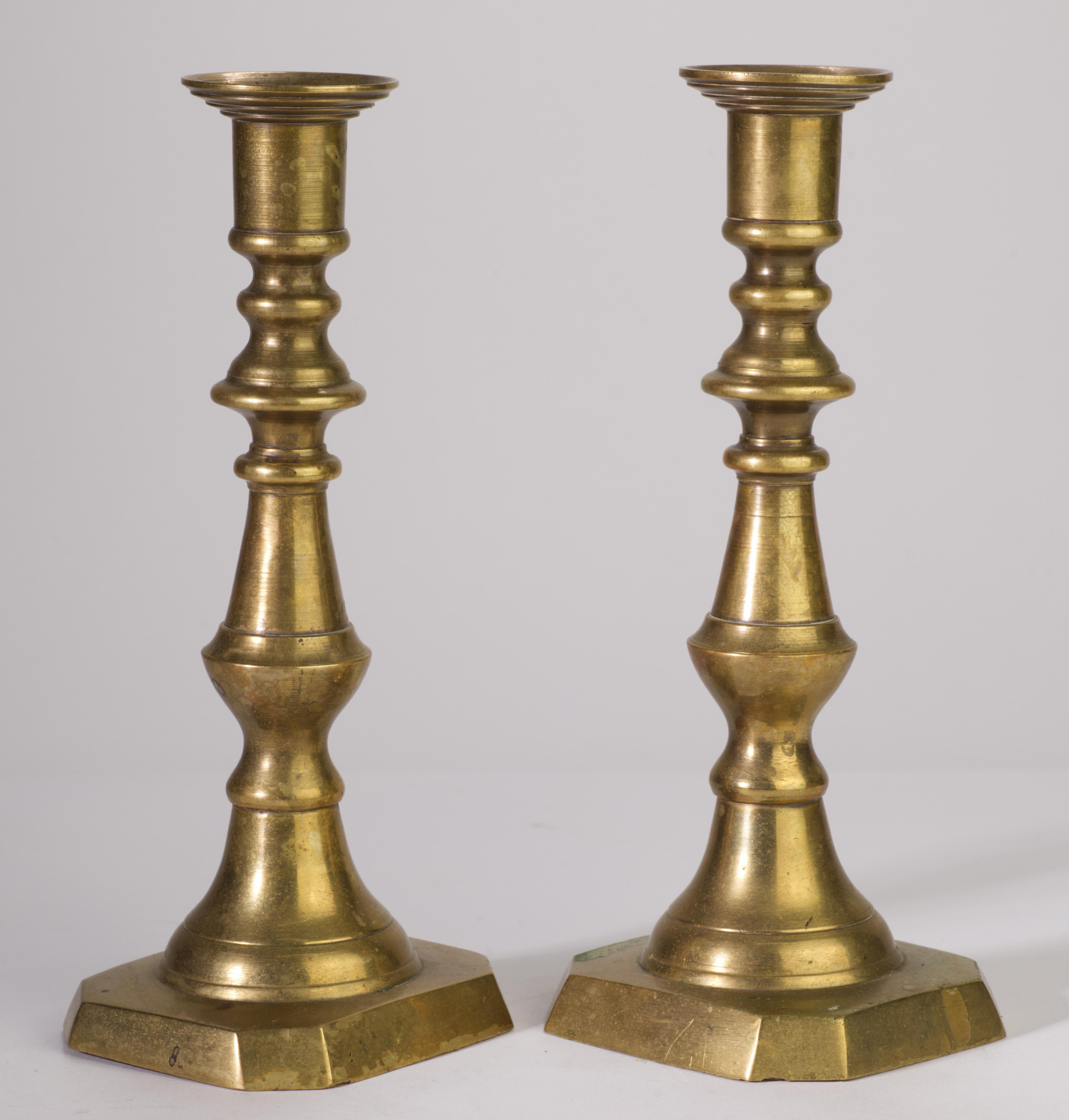 Americano Coppia di candelieri neoclassici d'epoca a balaustro in ottone in vendita