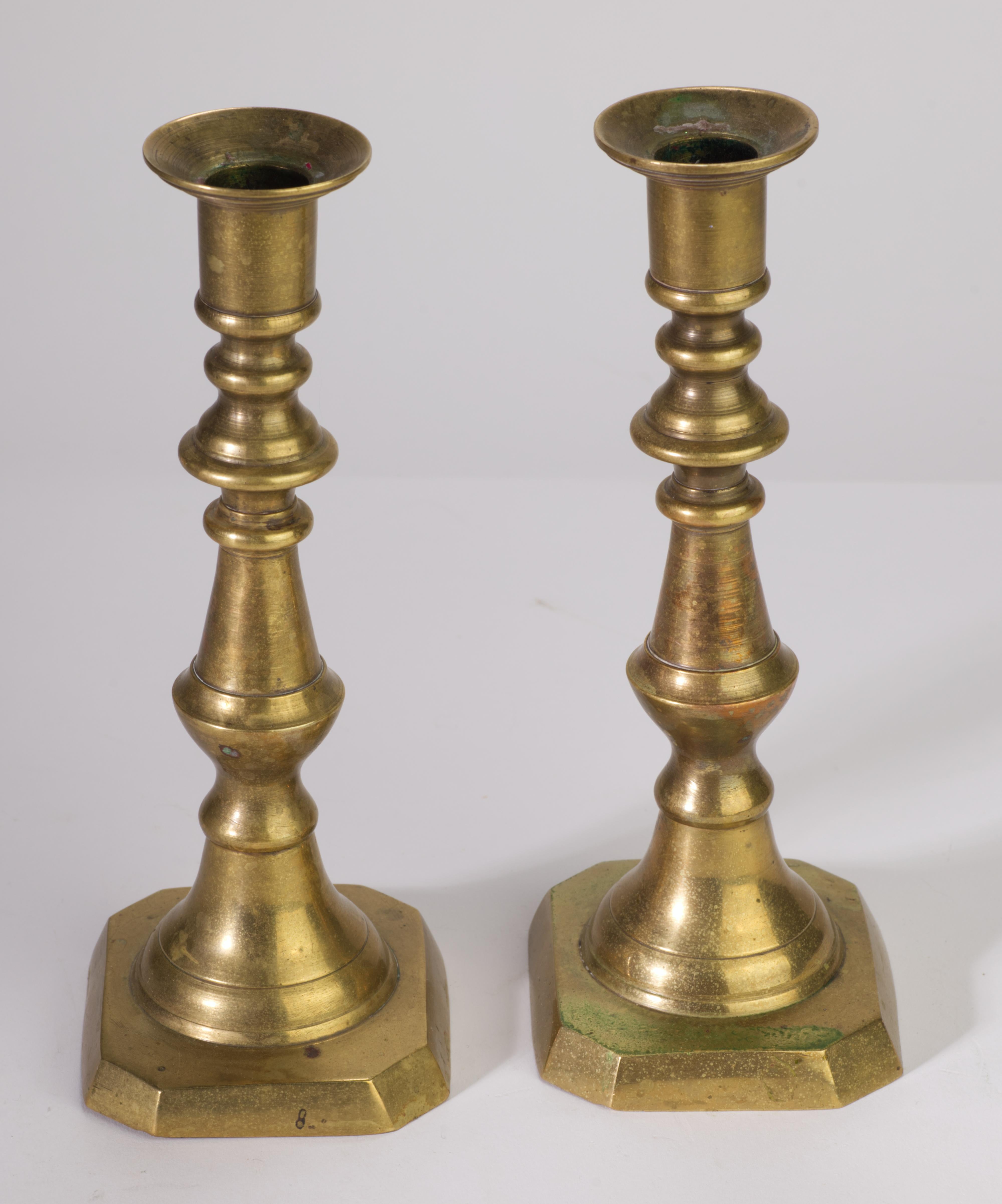 Fatto a mano Coppia di candelieri neoclassici d'epoca a balaustro in ottone in vendita