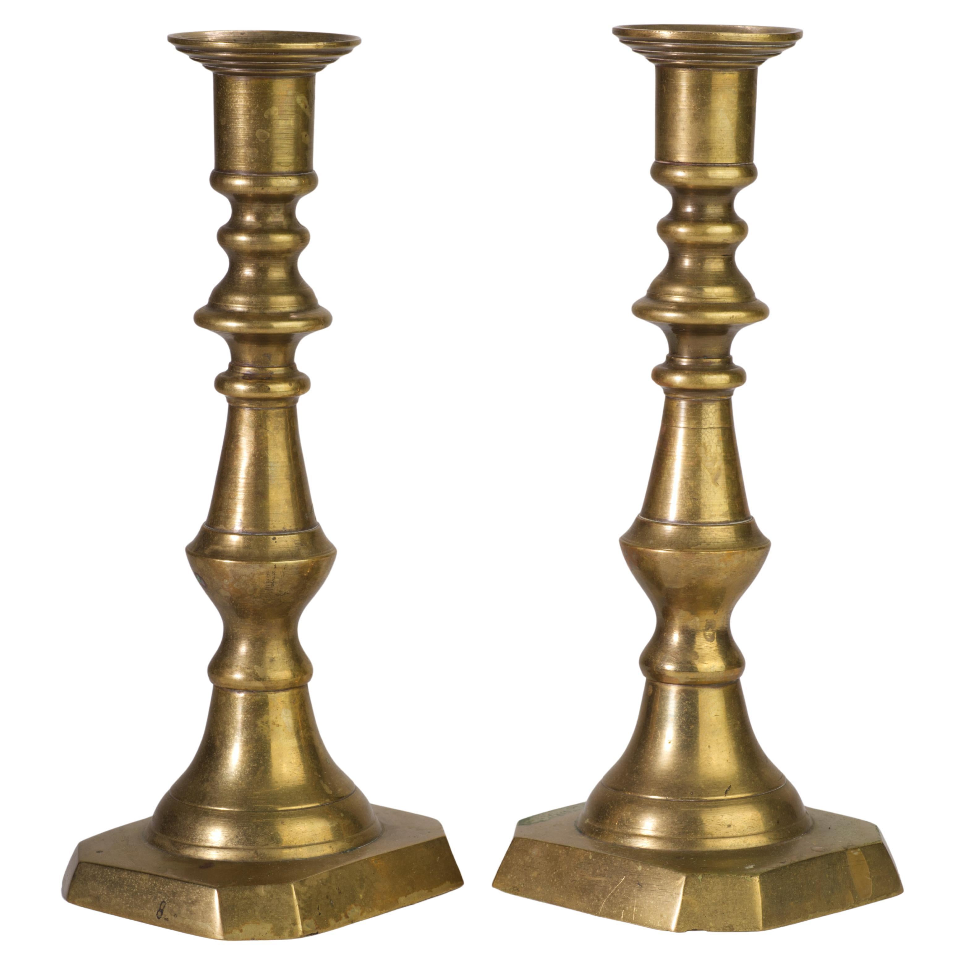 Coppia di candelieri neoclassici d'epoca a balaustro in ottone