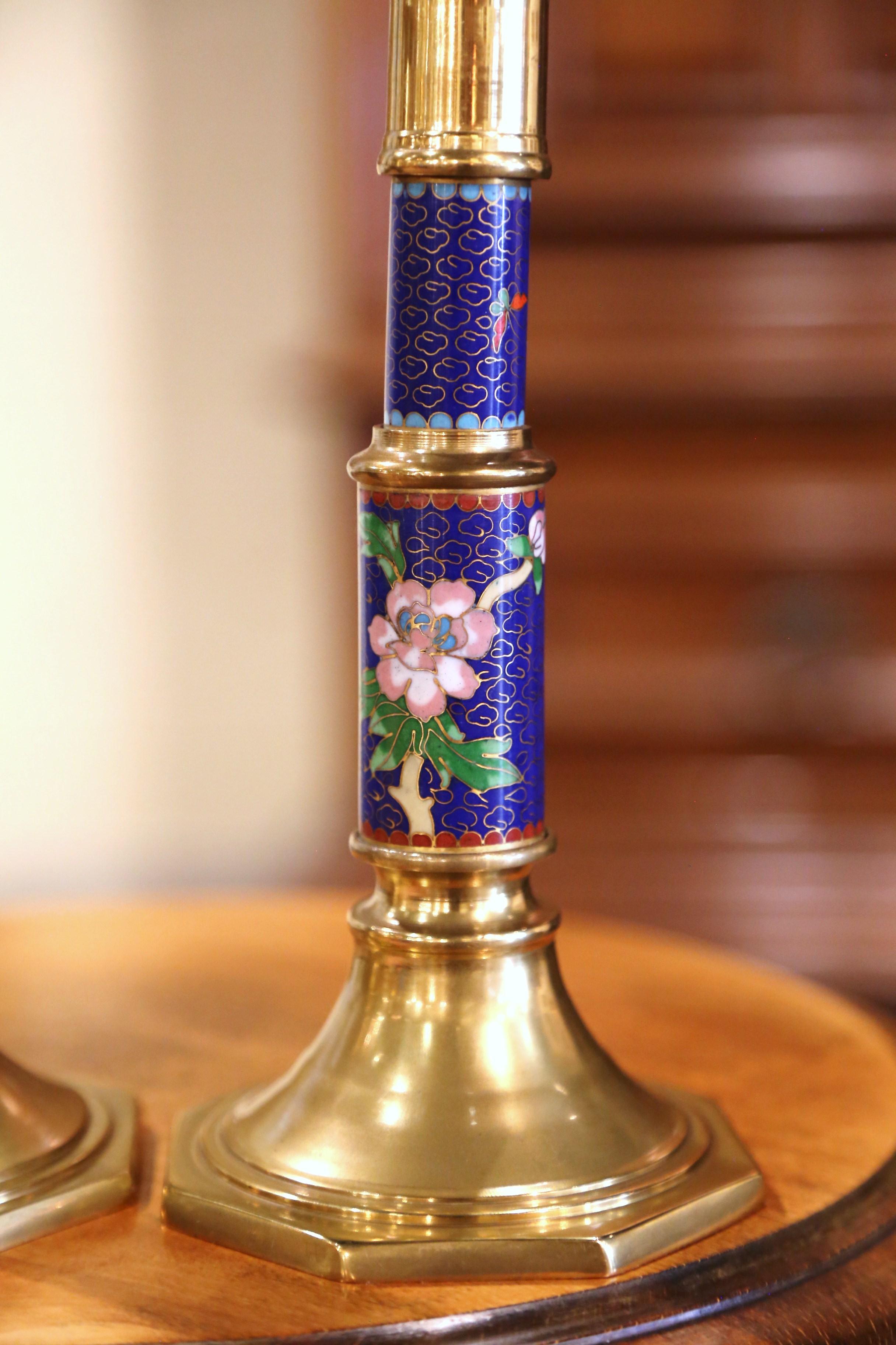 Moulage Paire de bougeoirs champlevés vintage en laiton avec motifs floraux et feuillagés en vente