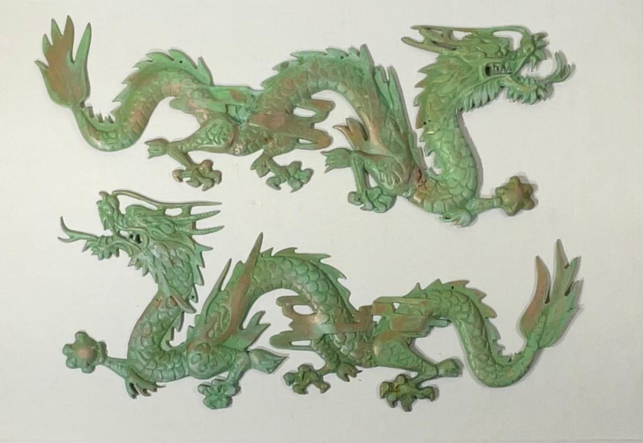 Chinois Paire de dragons chinois en laiton  Suspension murale en vente