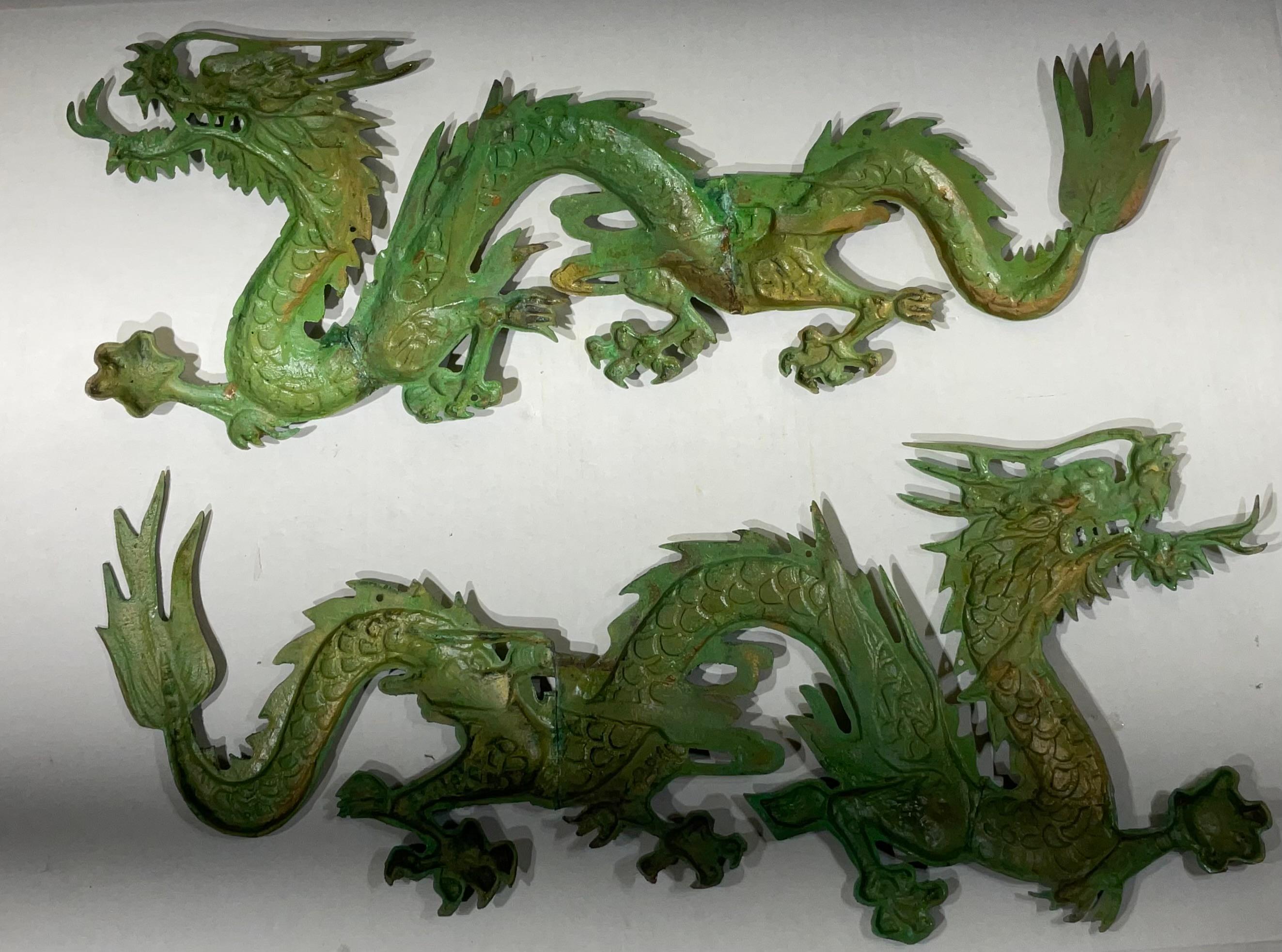 Paire de dragons chinois en laiton  Suspension murale Bon état - En vente à Delray Beach, FL