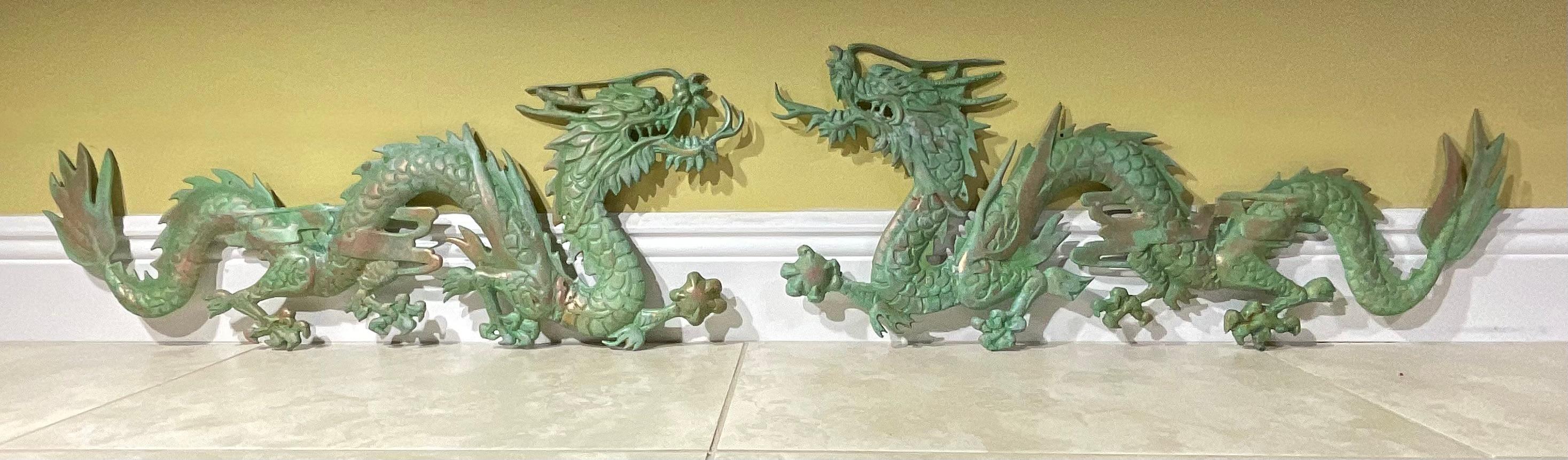 Laiton Paire de dragons chinois en laiton  Suspension murale en vente