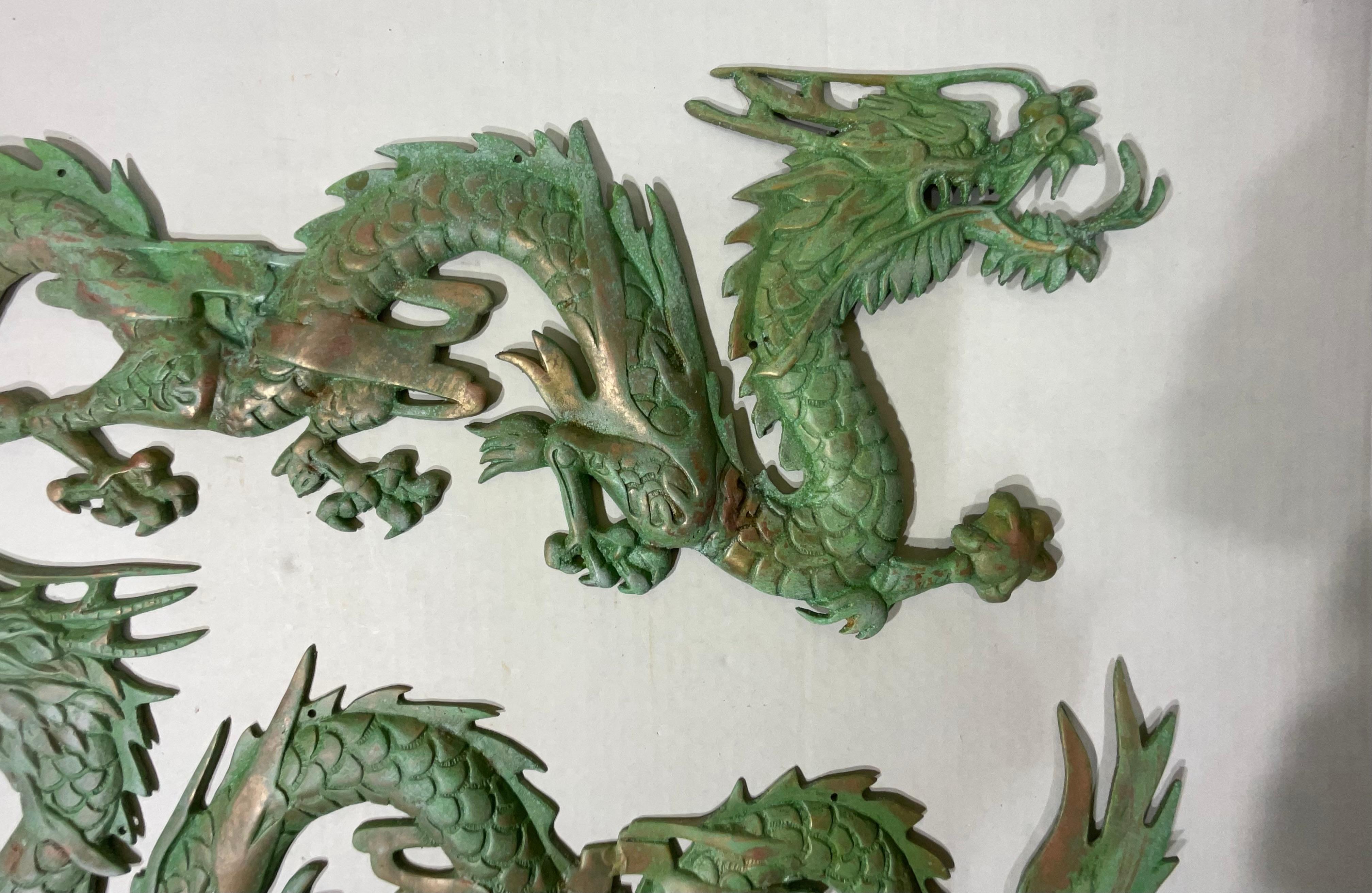 Paire de dragons chinois en laiton  Suspension murale en vente 1