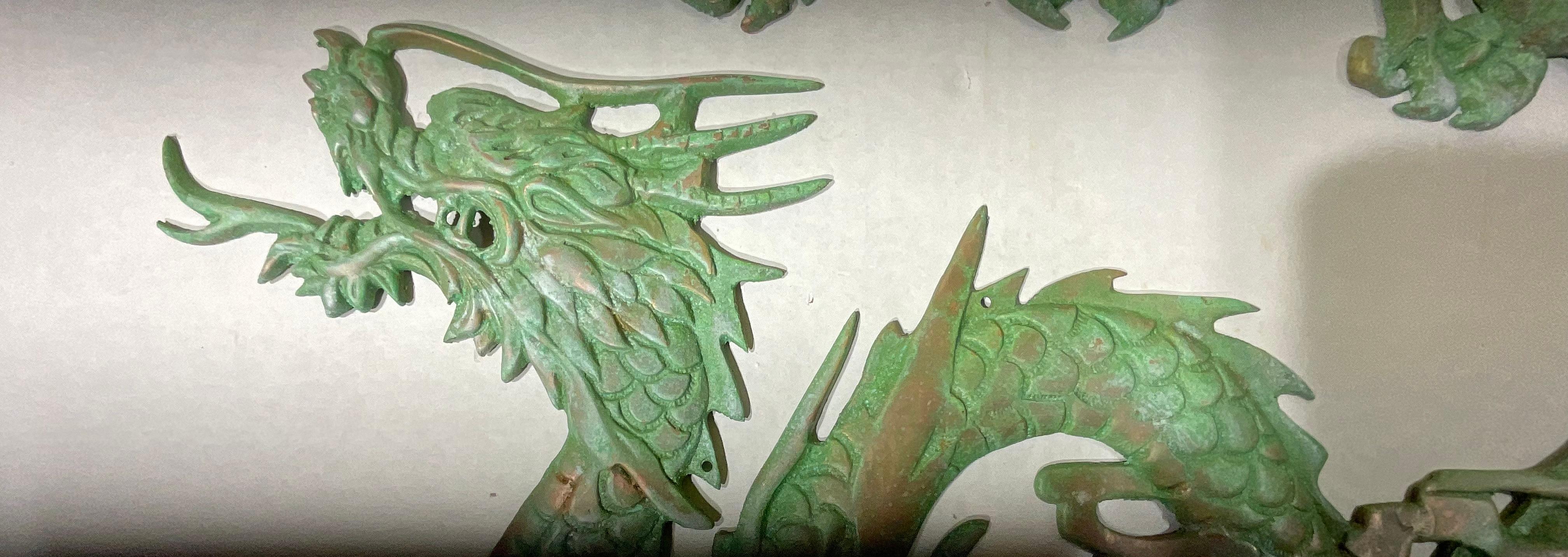 Paire de dragons chinois en laiton  Suspension murale en vente 2