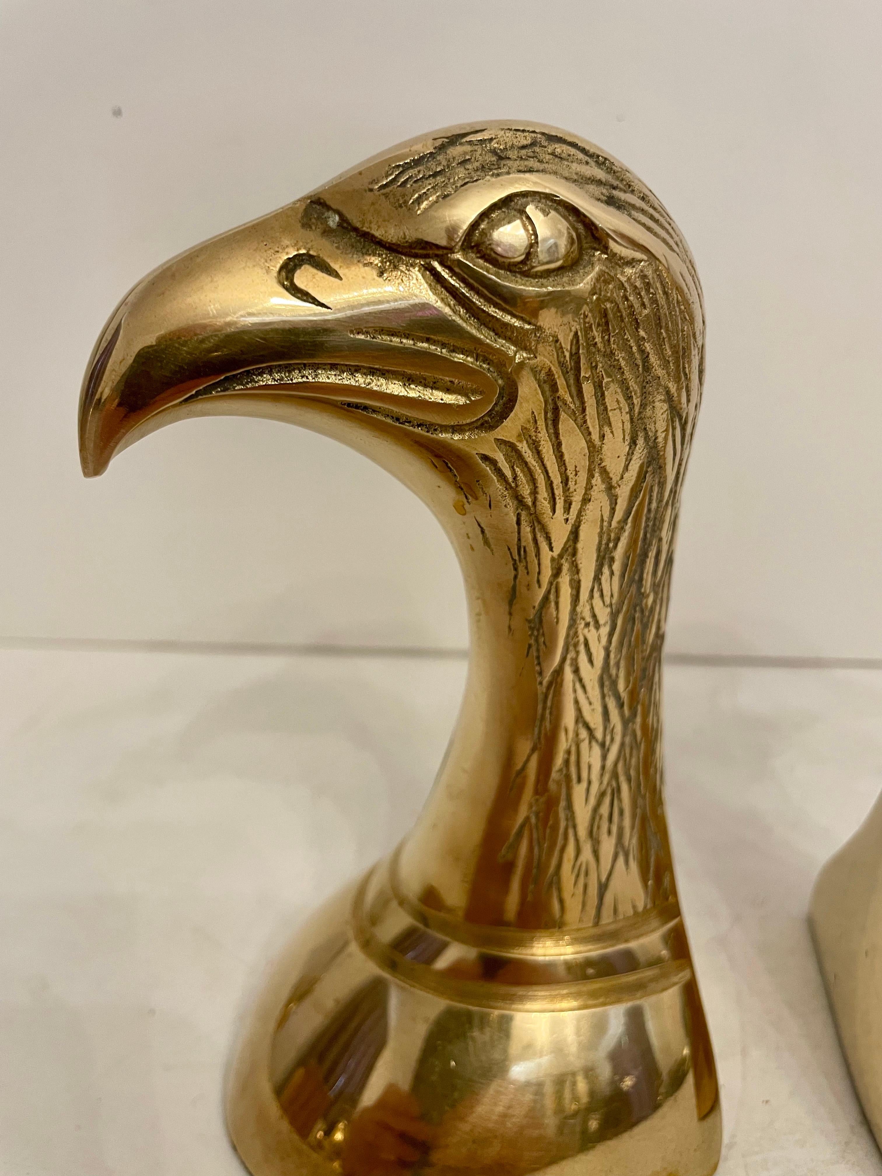 Par de sujetalibros de águila de latón vintage colonial estadounidense en venta