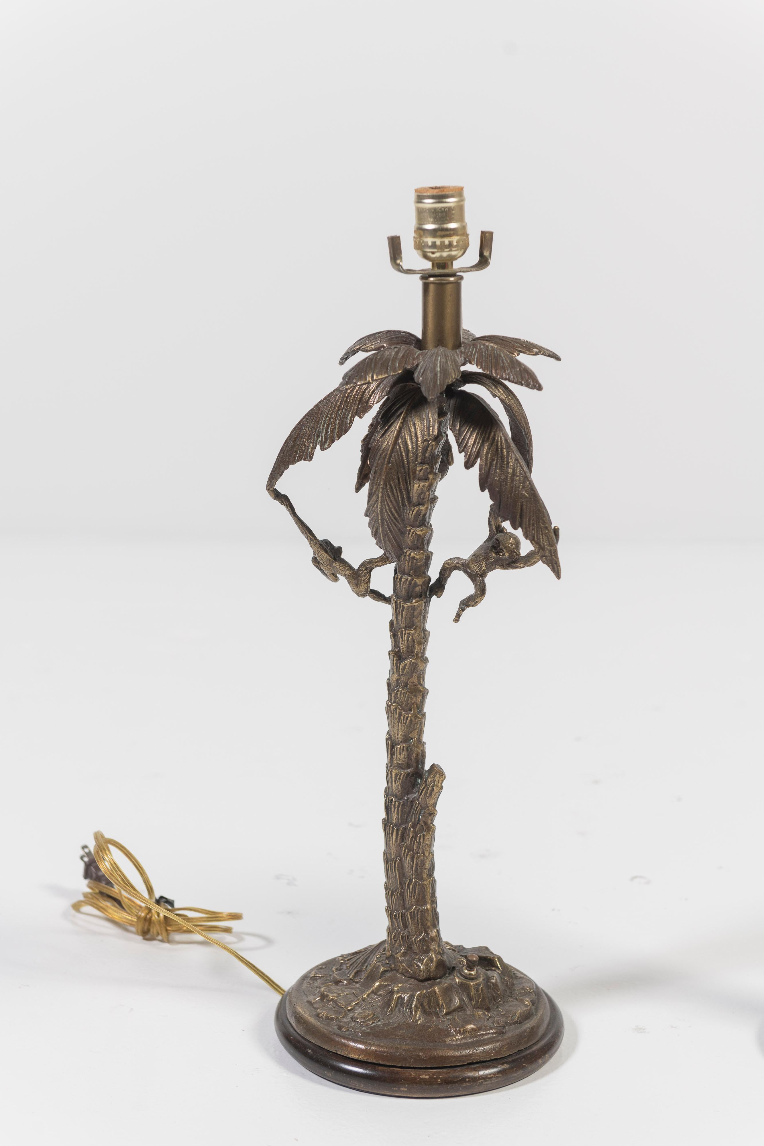 Colonial britannique Paire de lampes de bureau vintage en laiton Frederick Cooper, singes dans un palmier en vente