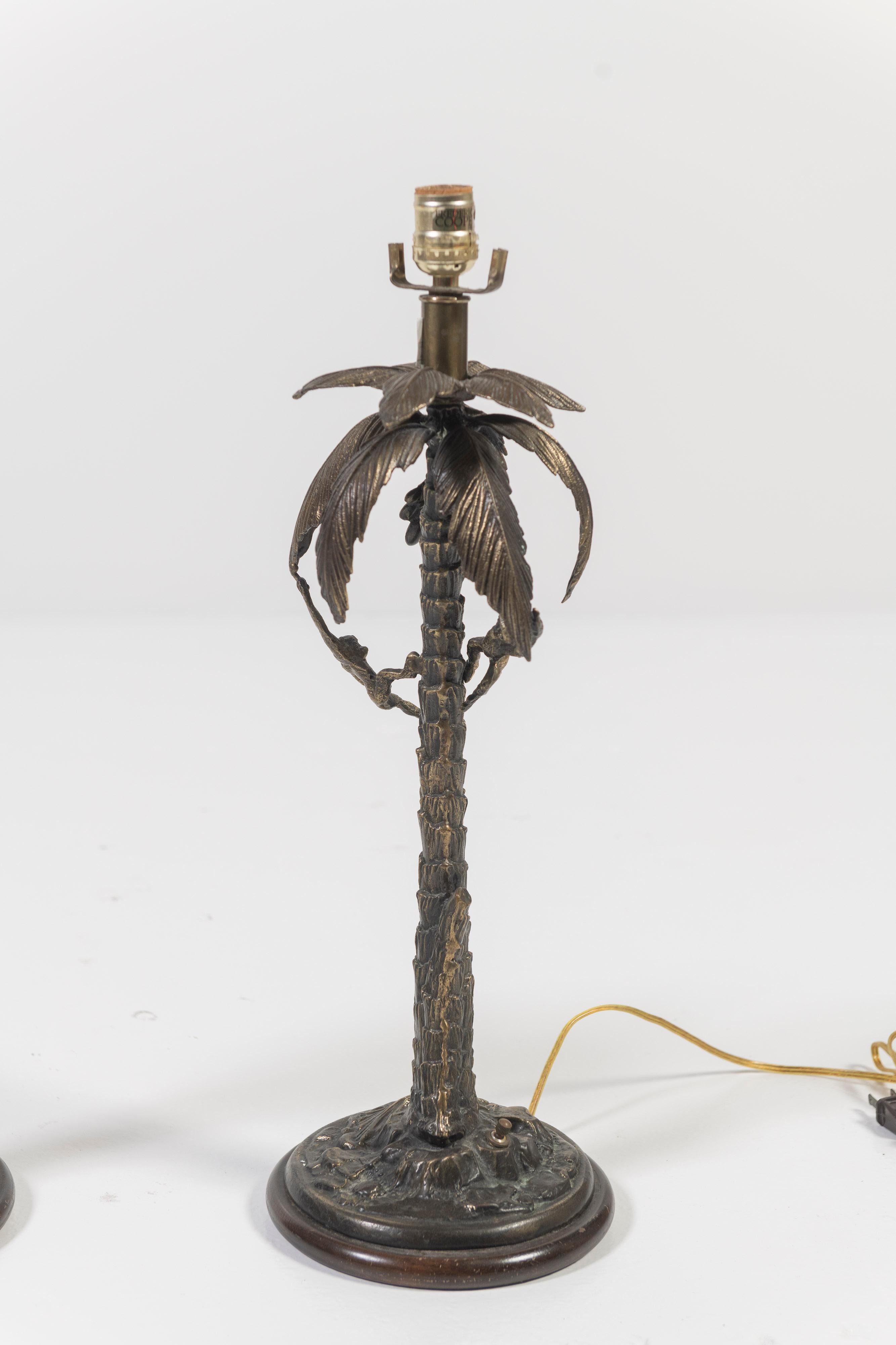 Américain Paire de lampes de bureau vintage en laiton Frederick Cooper, singes dans un palmier en vente