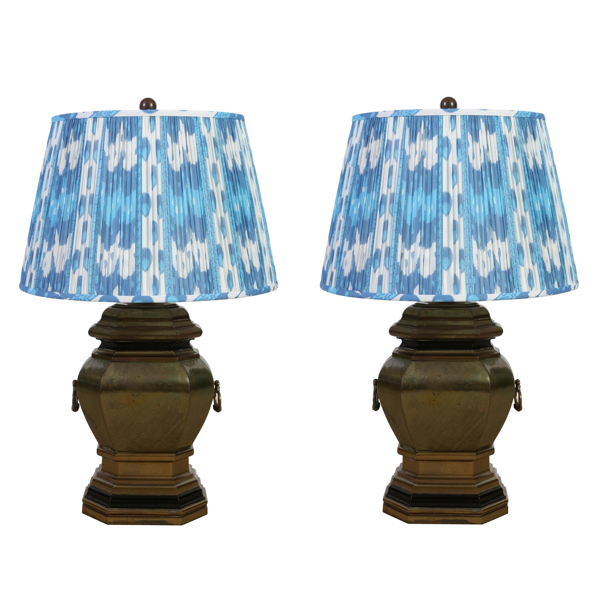 Paire de lampes hexagonales vintage en laiton avec poignées annulaires Bon état - En vente à Locust Valley, NY
