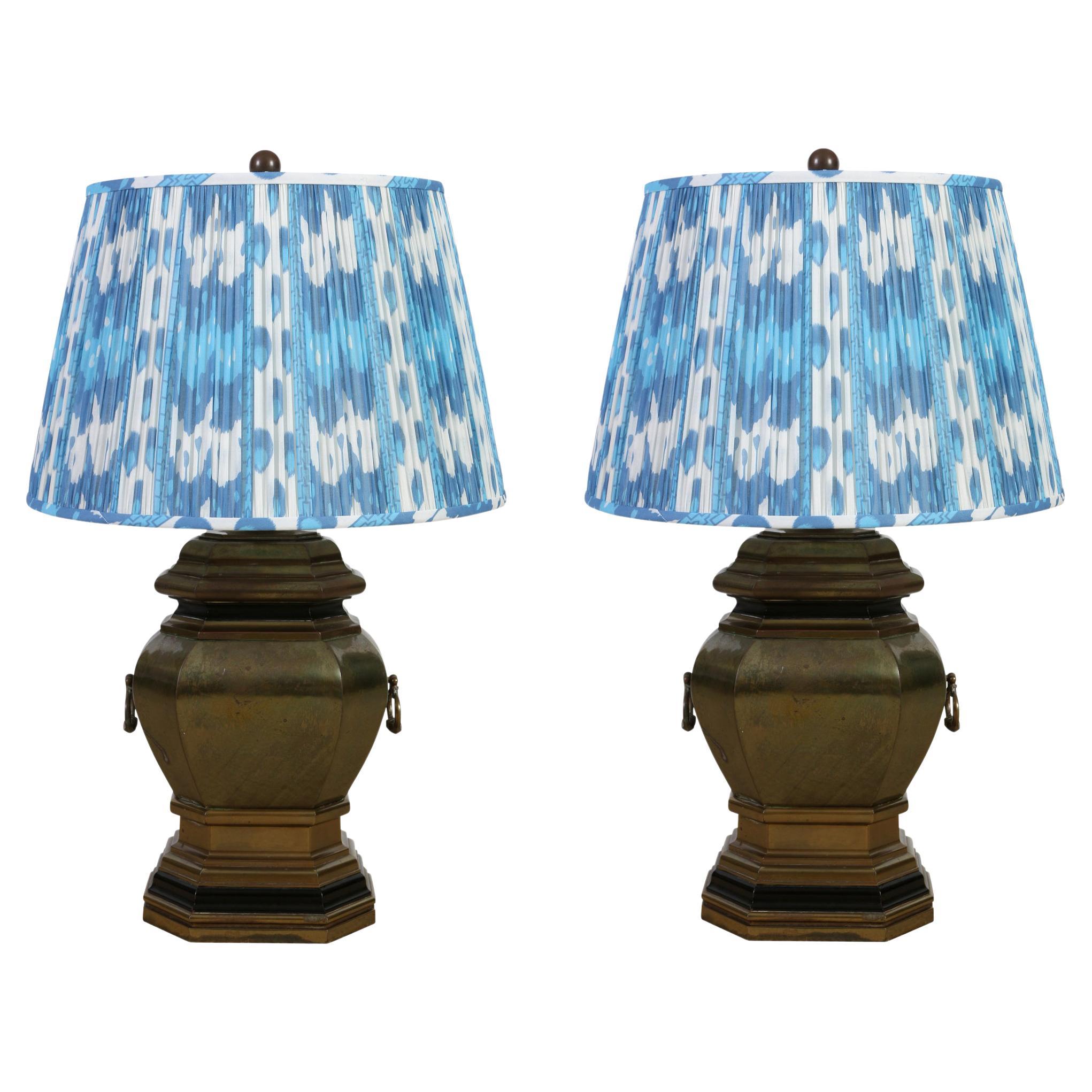 Paire de lampes hexagonales vintage en laiton avec poignées annulaires en vente