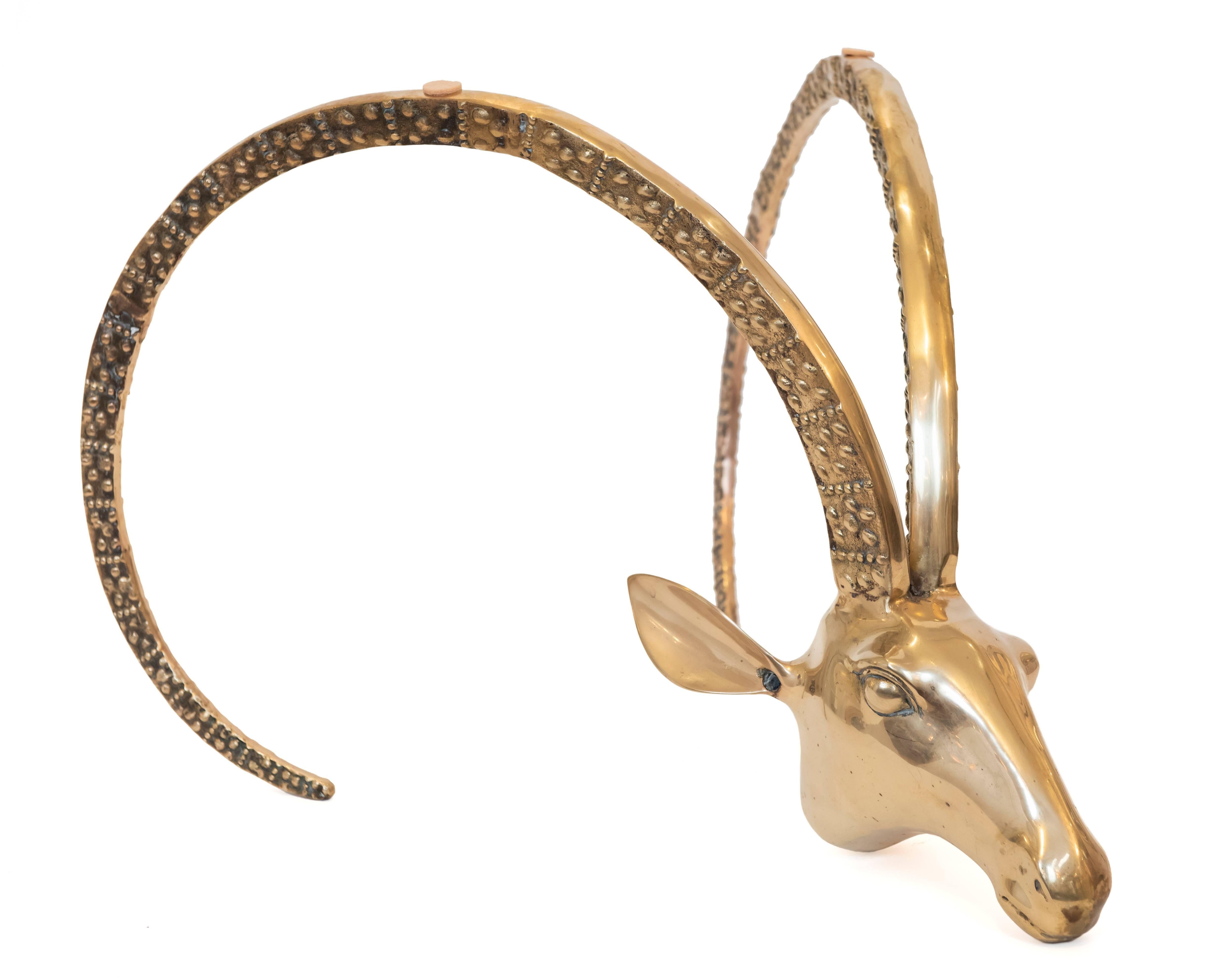 These classic and graceful decorative brass ibex or ram's head coffee table bases with patterned antlers are stylish additions to any decor. Just add a
glass to size and voila!