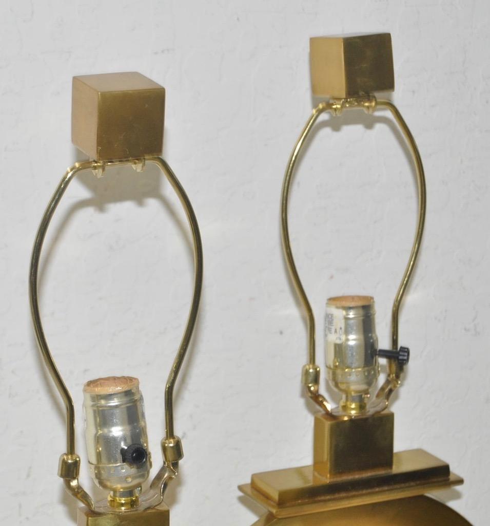 Paar Vintage-Tischlampen aus Messing und Marmor von Robert Abbey (amerikanisch) im Angebot