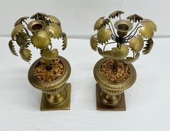 Ein Paar Messing-Kerzenständer in Palmenform in klassischen Urnenständern