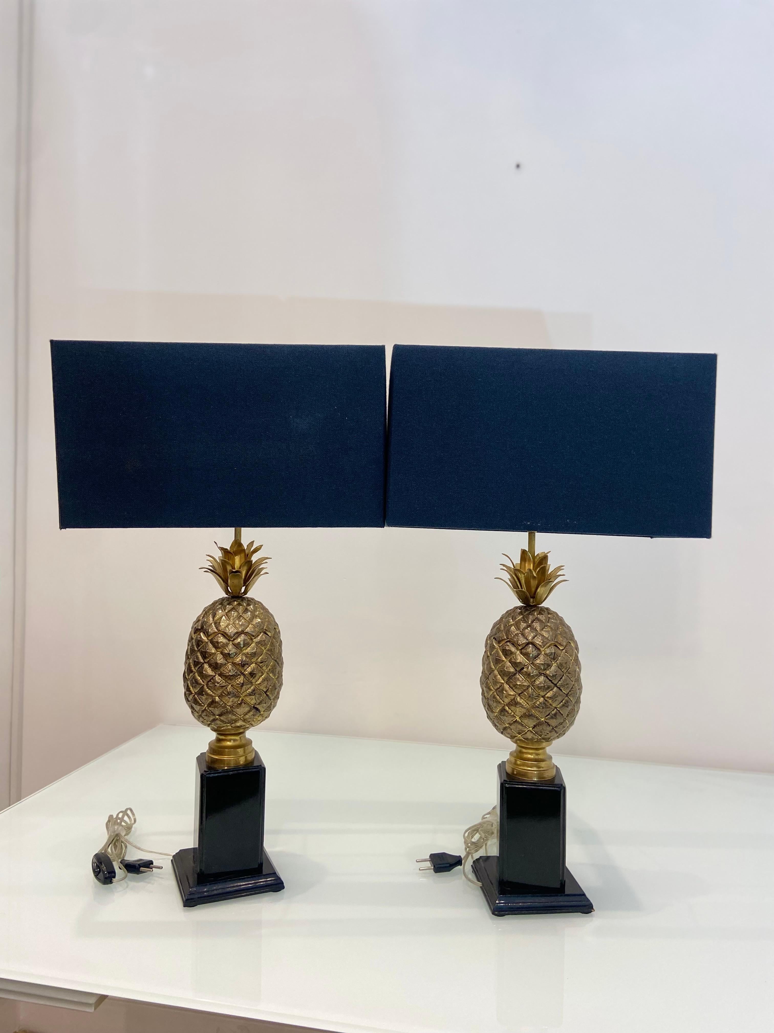 Coppia di basi per lampade ad ananas in ottone vintage con paralumi in vendita 2
