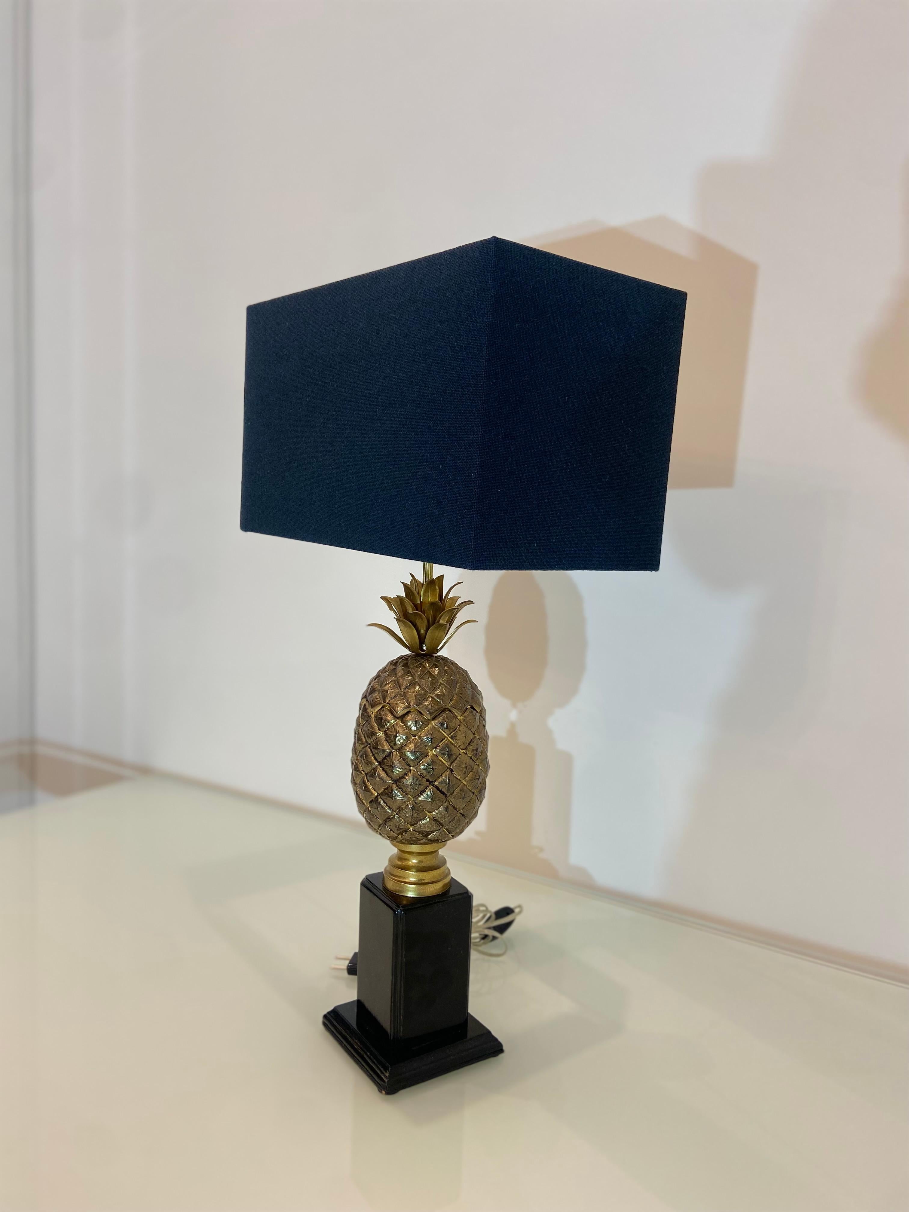 Coppia di basi per lampade ad ananas in ottone vintage con paralumi in vendita 3