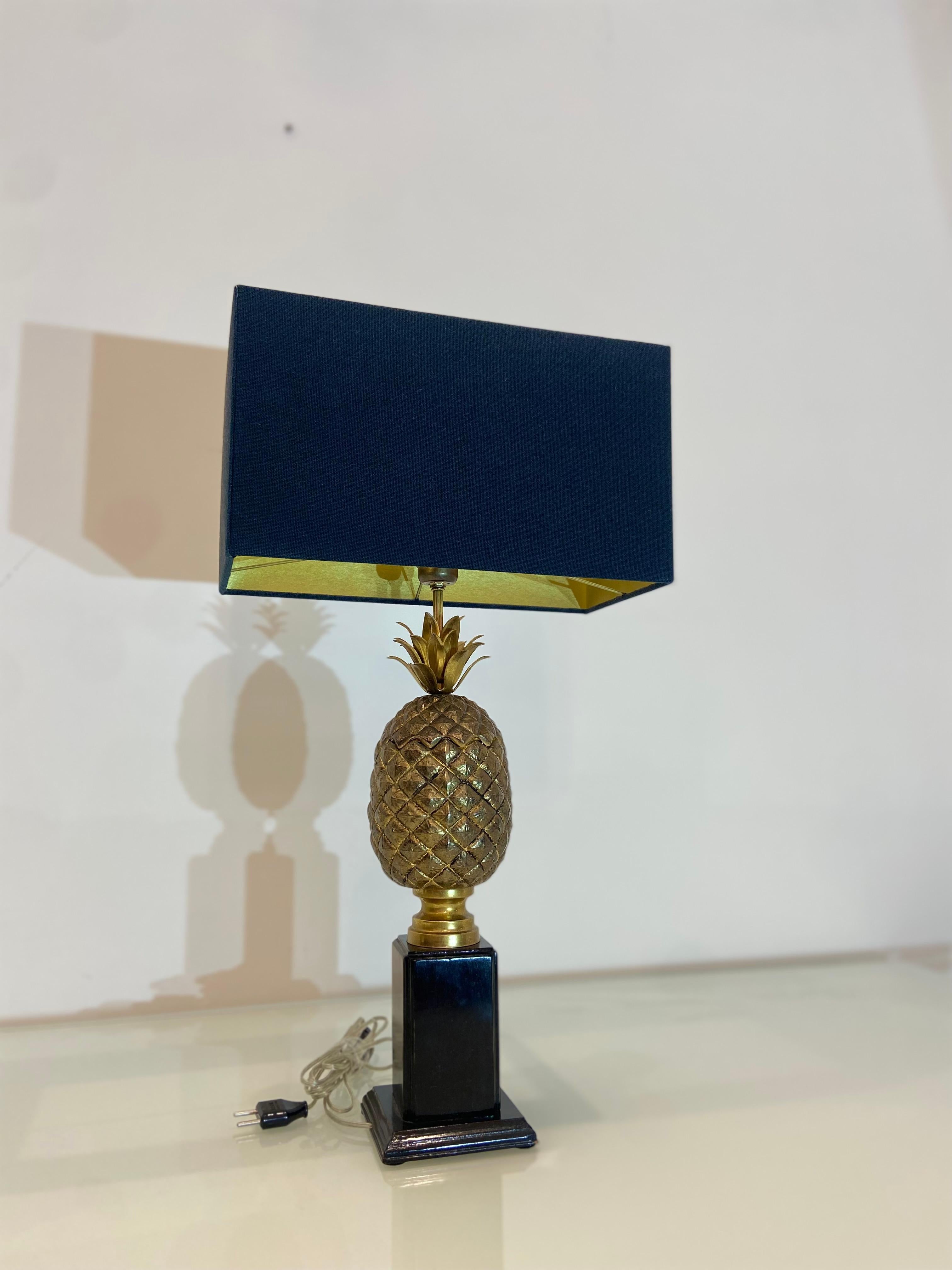 Coppia di basi per lampade ad ananas in ottone vintage con paralumi in vendita 4