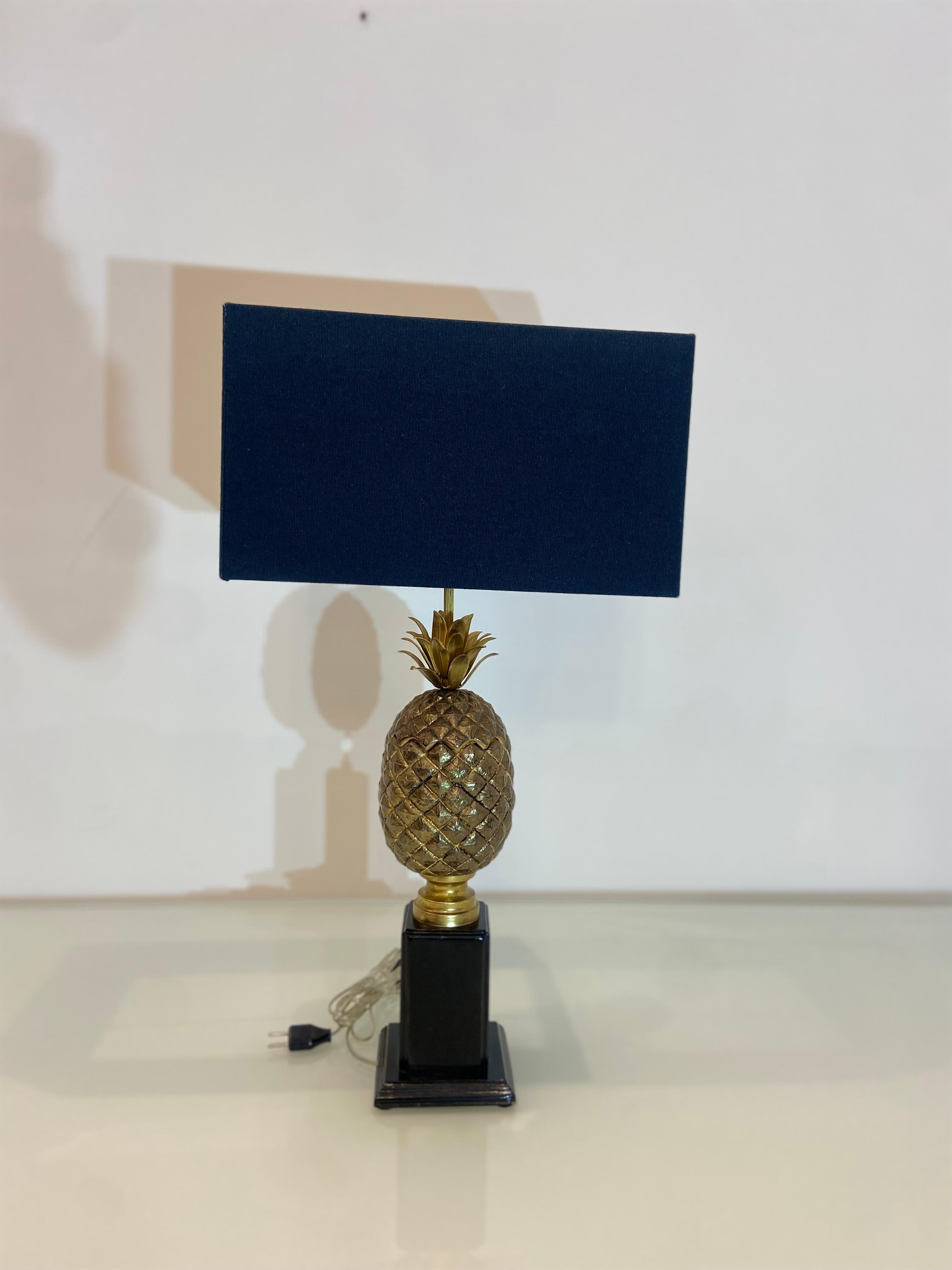Coppia di basi per lampade ad ananas in ottone vintage con paralumi in vendita 5