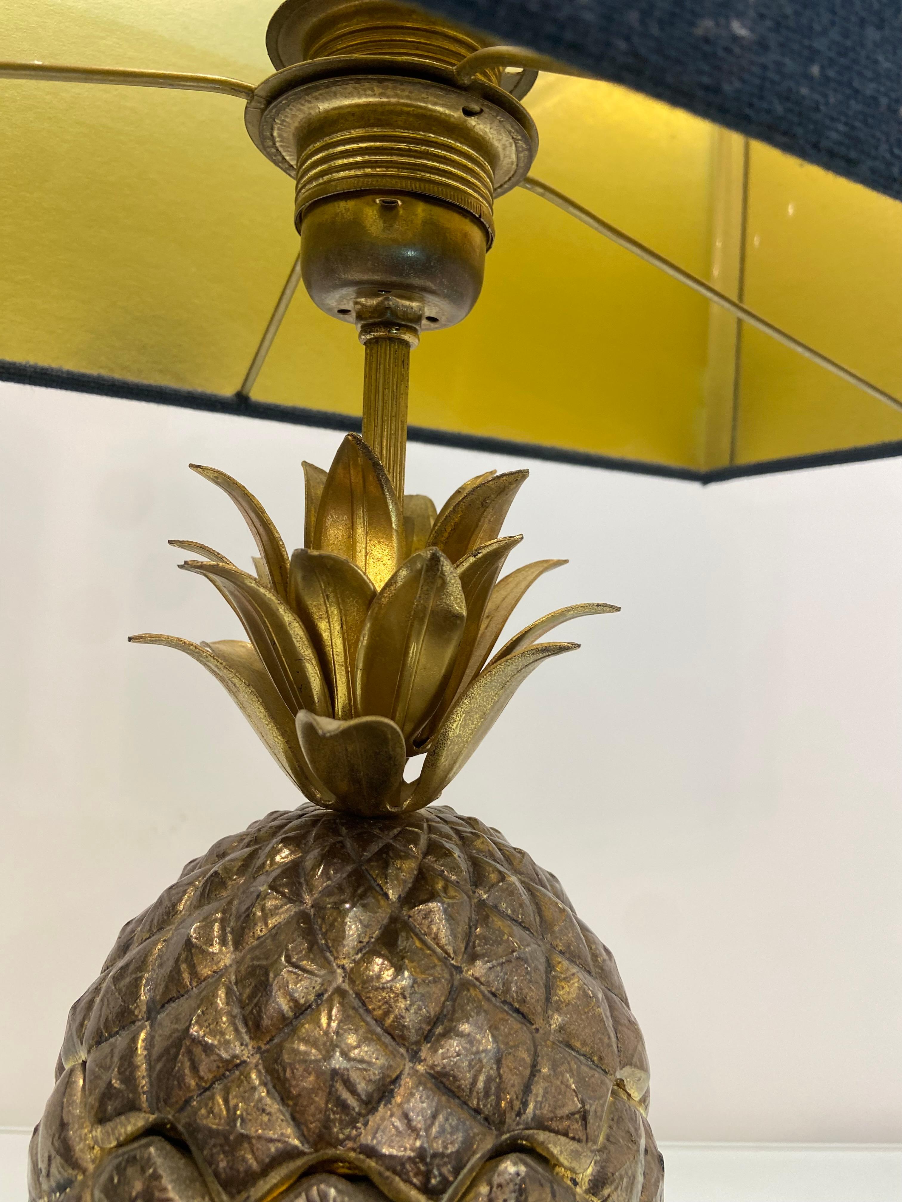 Una coppia di rare e splendide lampade da tavolo in ottone con un design unico ad ananas su una base in ebano simile a un plinto. 

I paralumi sono in lussuoso velluto blu, con un sorprendente rivestimento dorato all'interno.

Dimensioni:
Larghezza