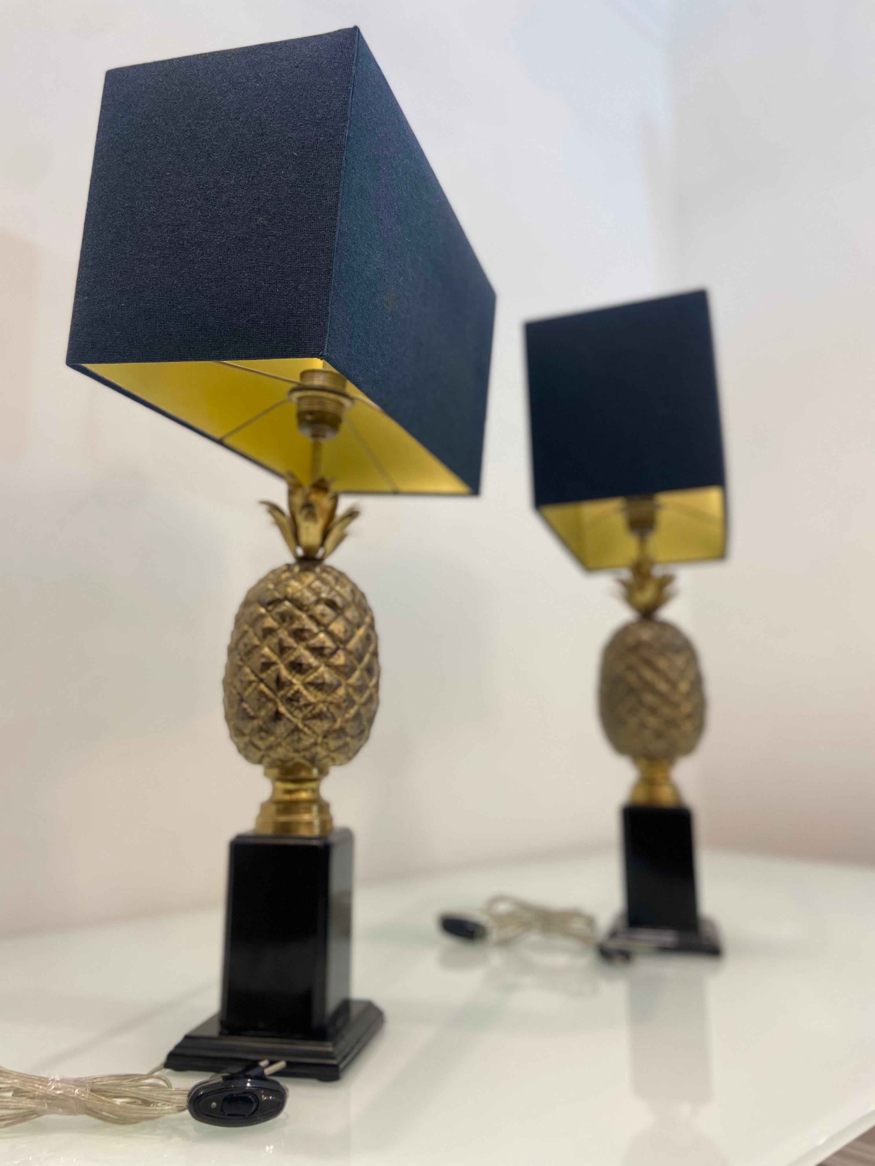 Mid-Century moderno Coppia di basi per lampade ad ananas in ottone vintage con paralumi in vendita