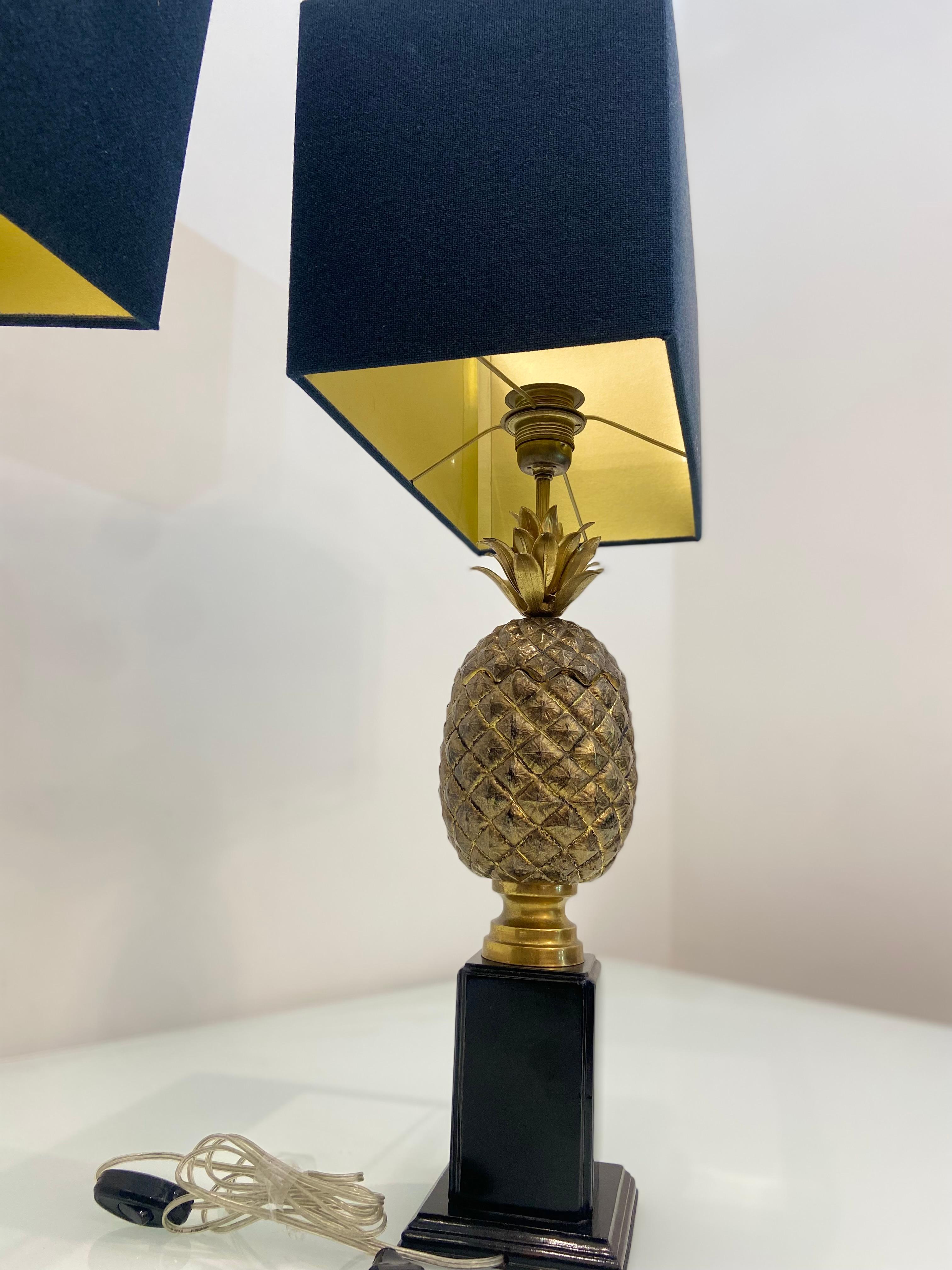 Europeo Coppia di basi per lampade ad ananas in ottone vintage con paralumi in vendita