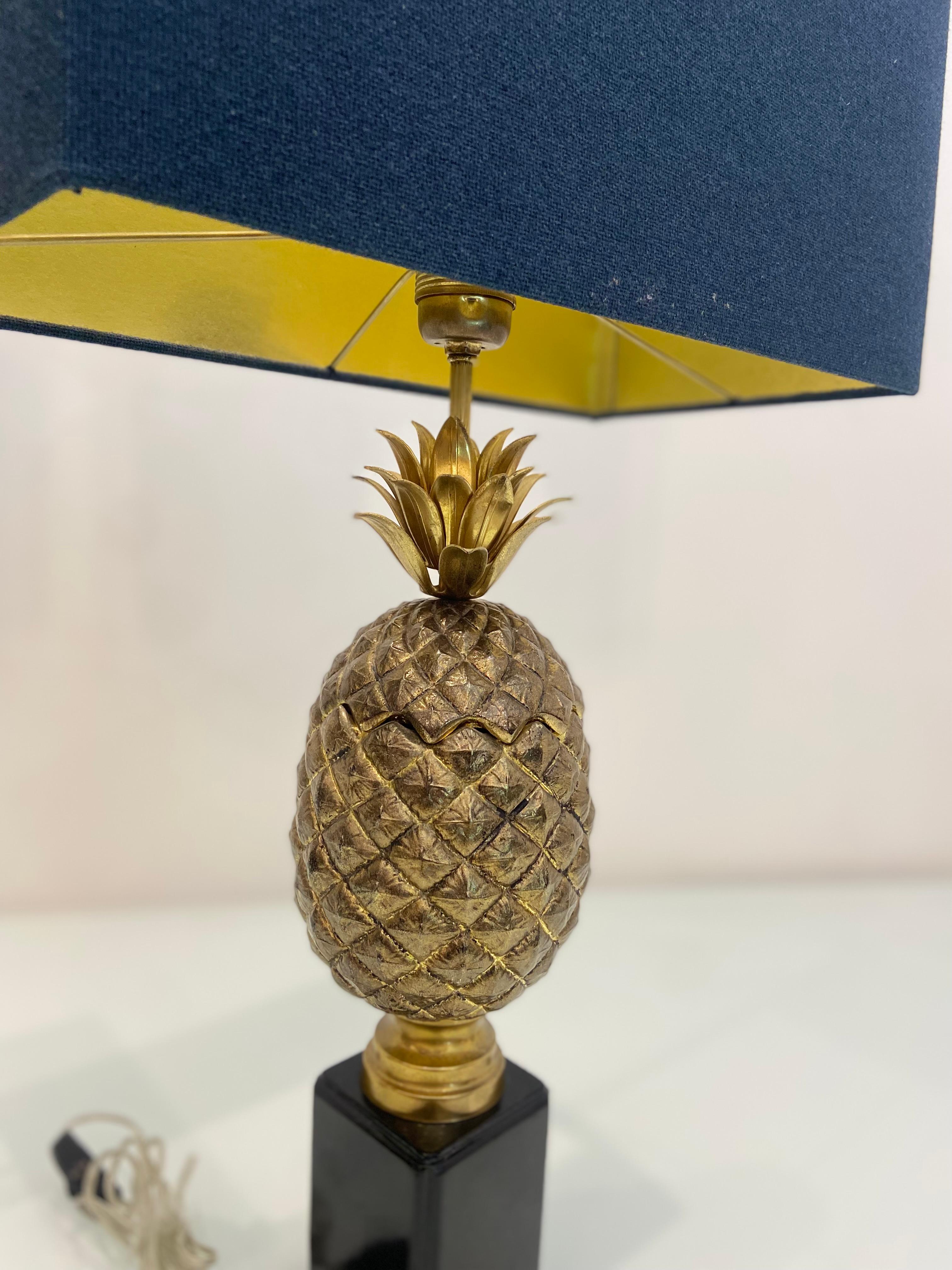 Dorato Coppia di basi per lampade ad ananas in ottone vintage con paralumi in vendita