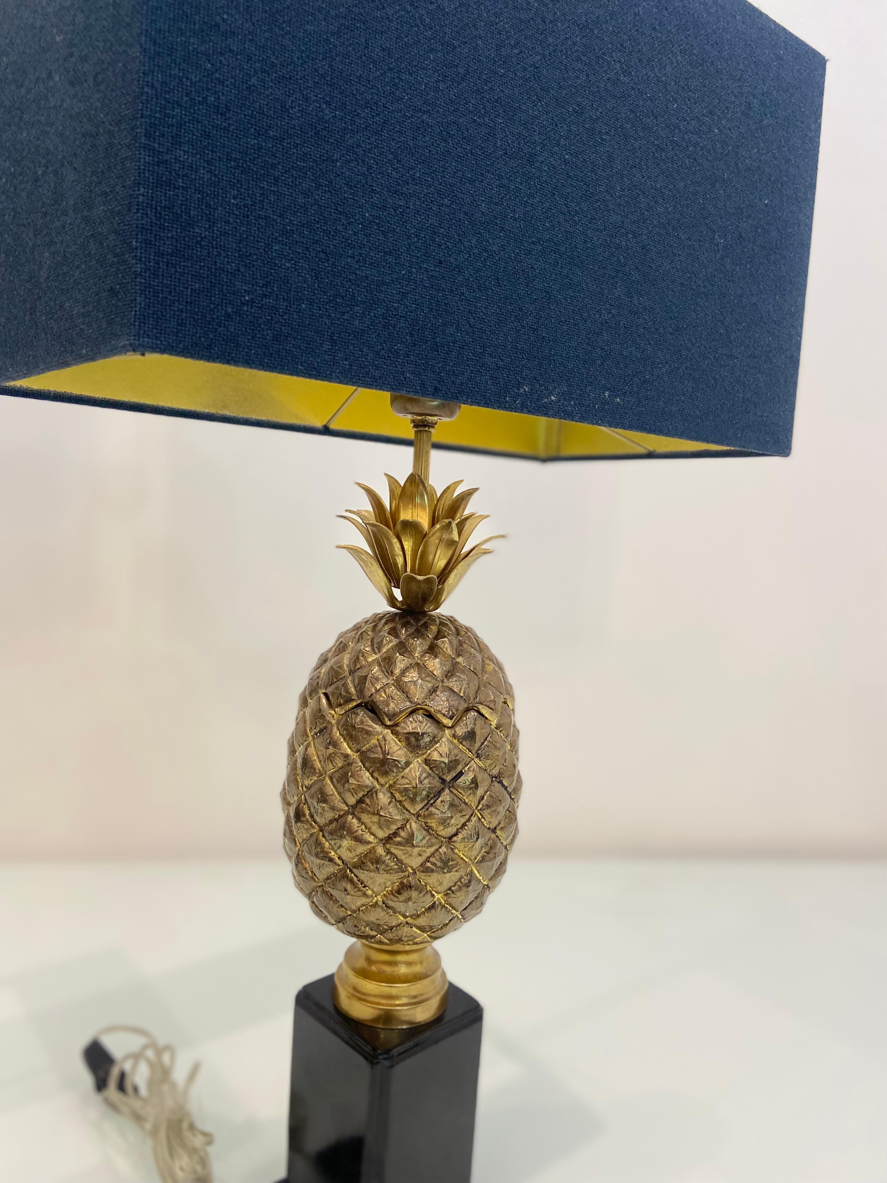 Coppia di basi per lampade ad ananas in ottone vintage con paralumi In condizioni buone in vendita a London, GB