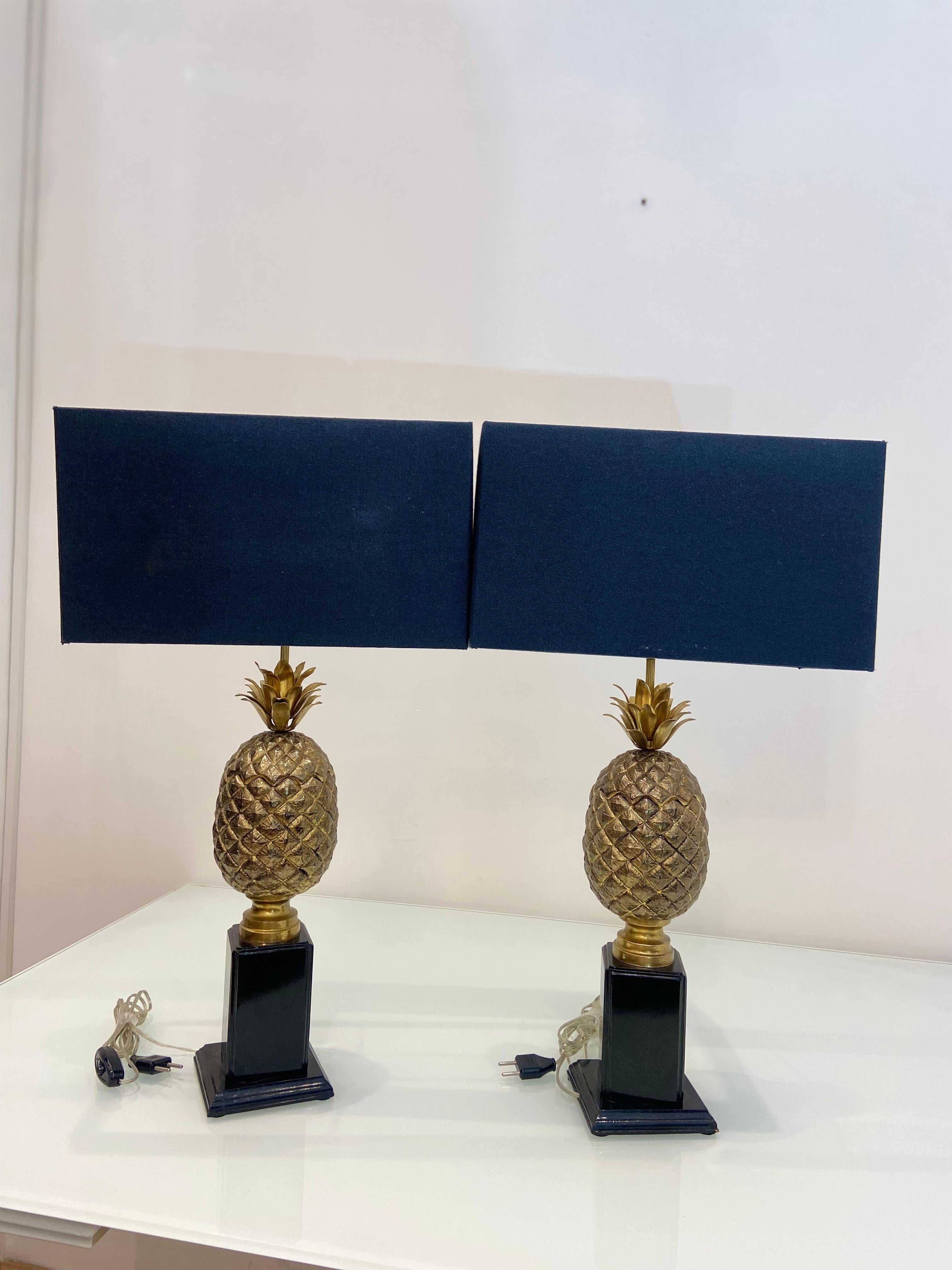 Coppia di basi per lampade ad ananas in ottone vintage con paralumi in vendita 1