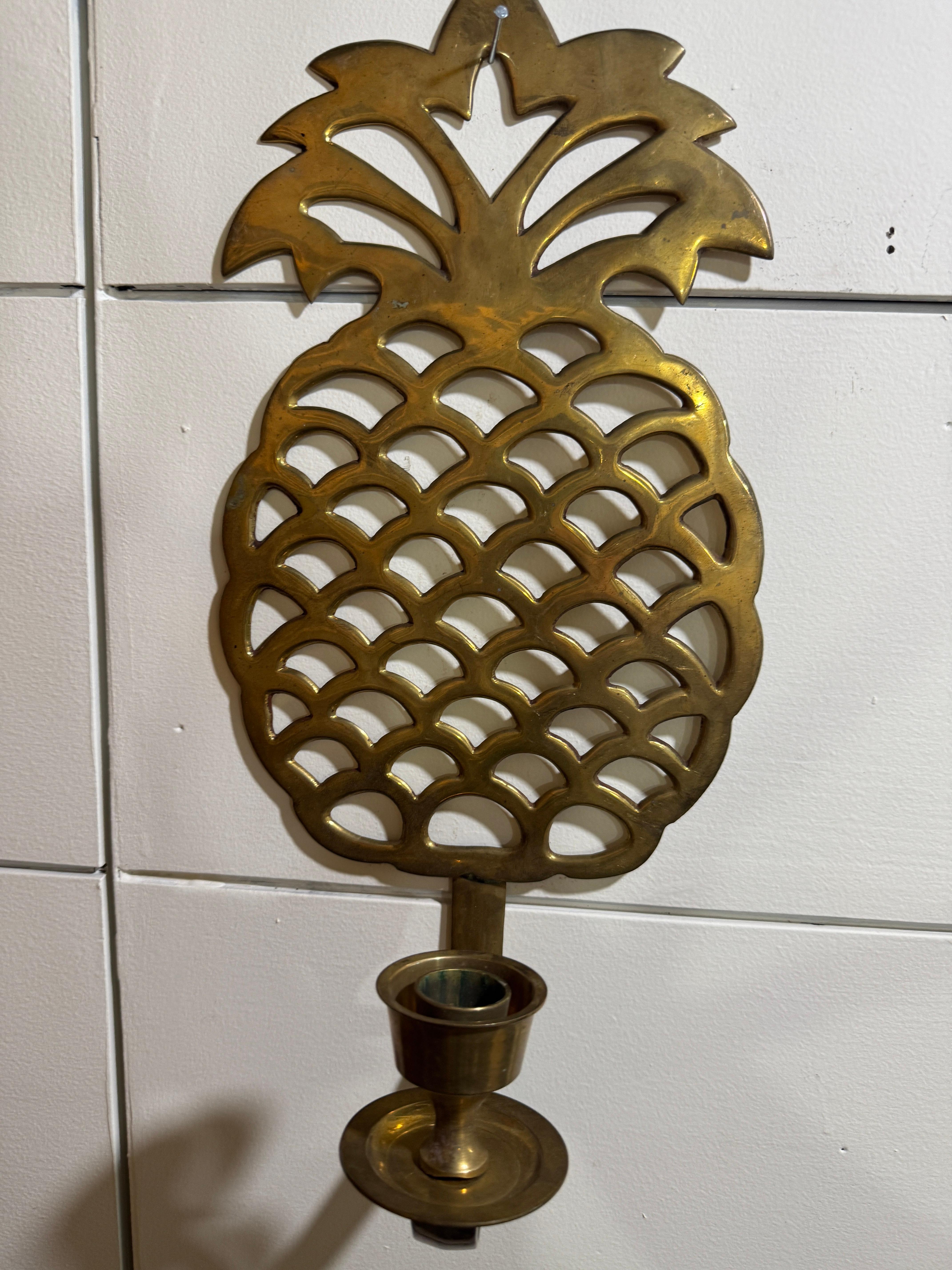 Mid-Century Modern Paire d'appliques murales à ananas en laiton d'époque en vente