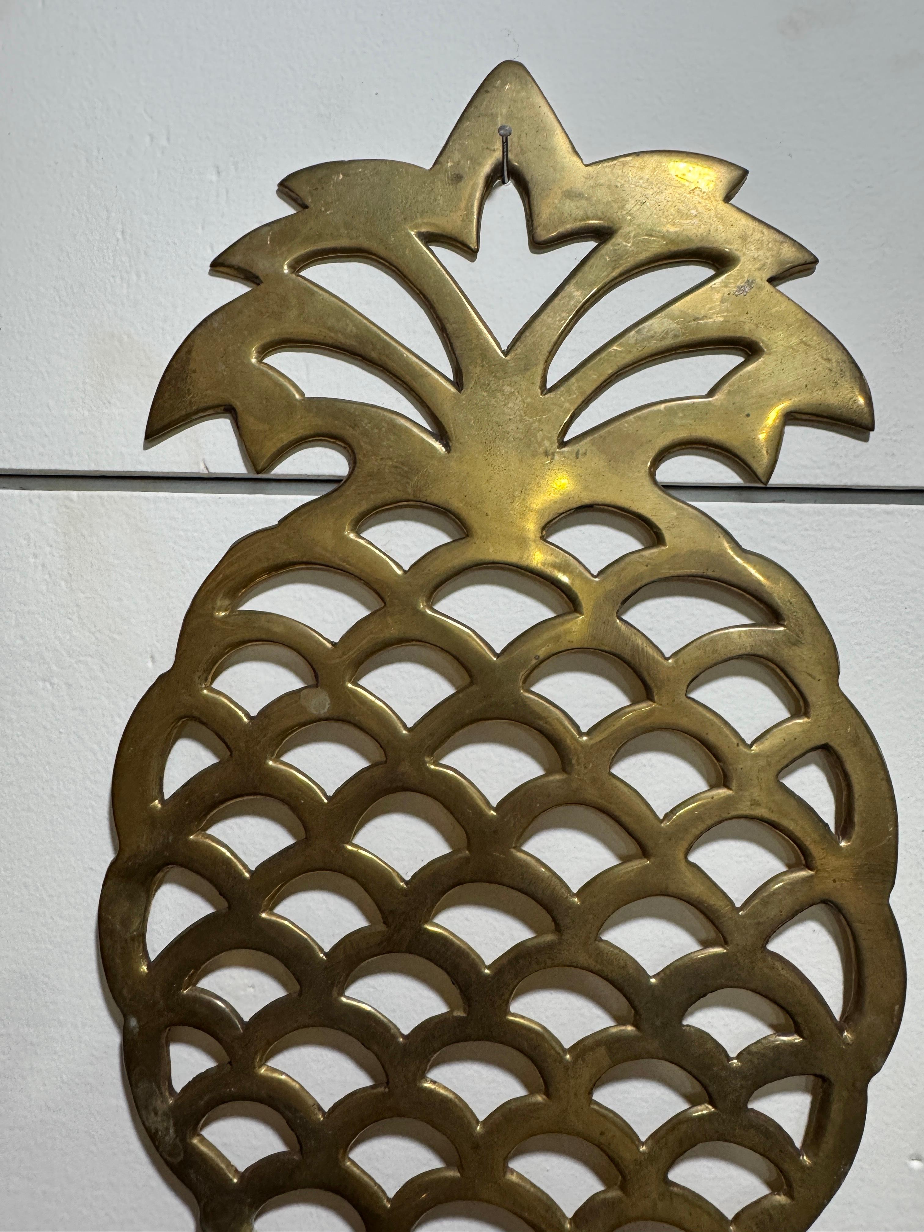 Moulage Paire d'appliques murales à ananas en laiton d'époque en vente