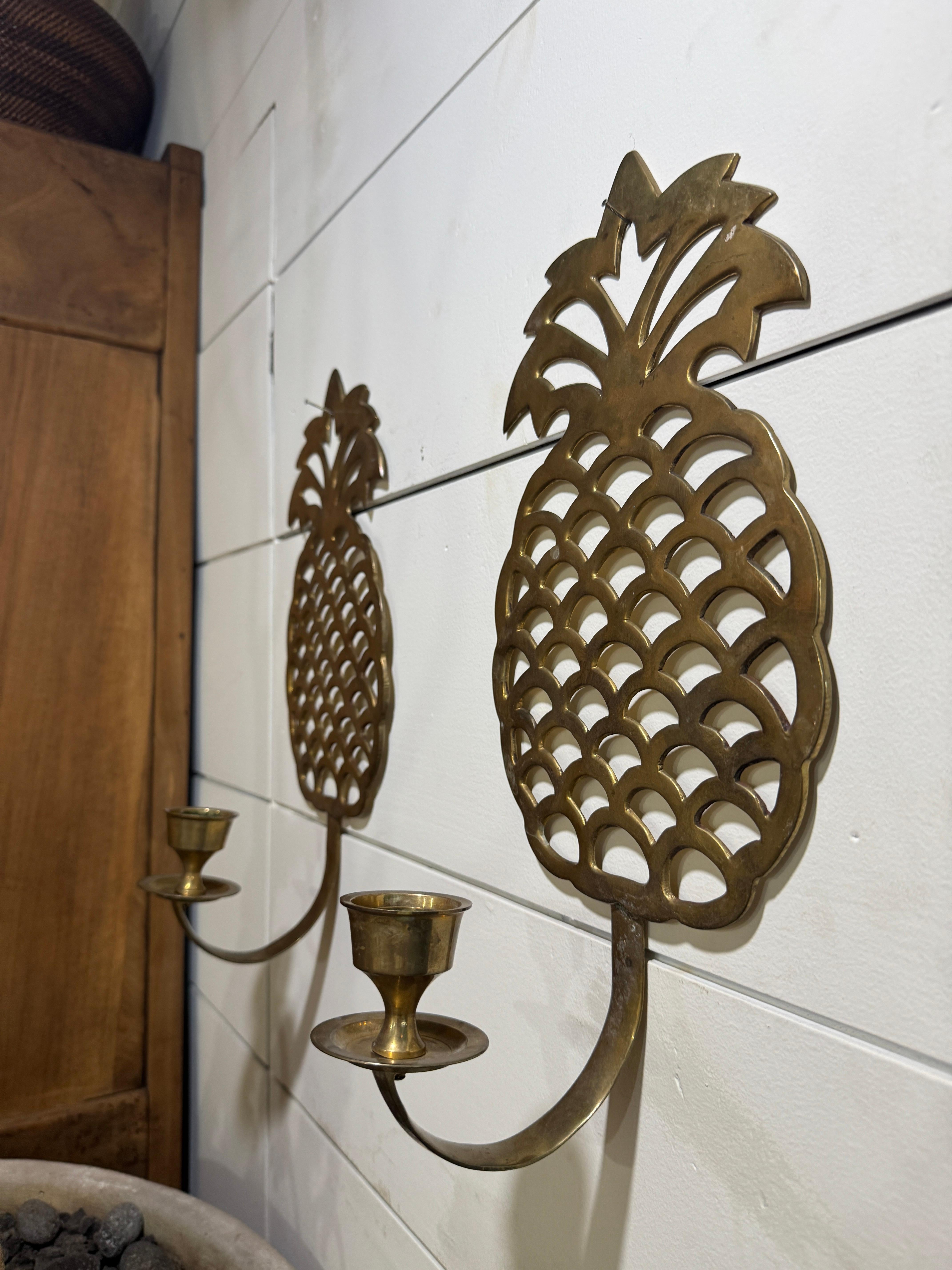 20ième siècle Paire d'appliques murales à ananas en laiton d'époque en vente