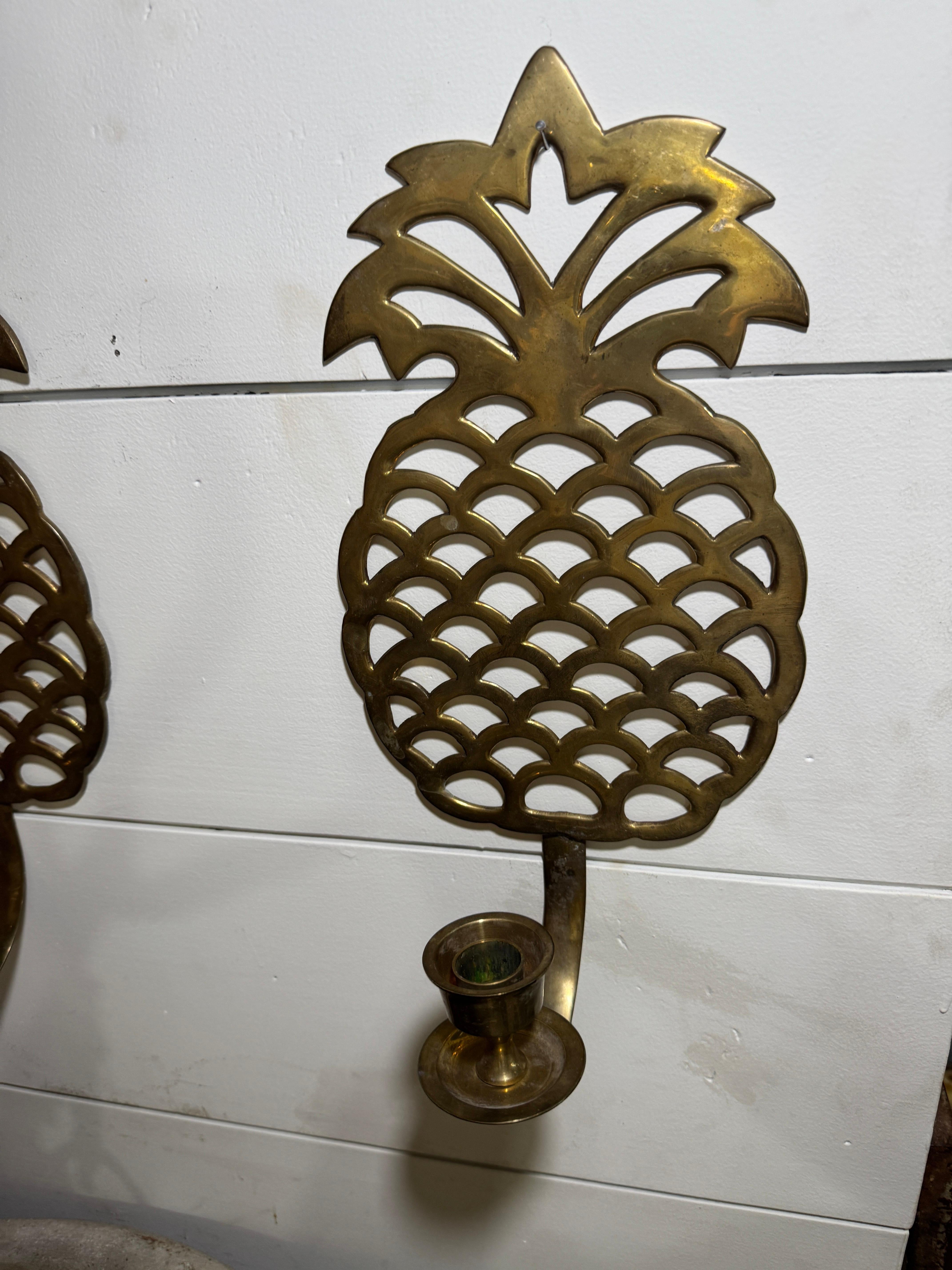 Laiton Paire d'appliques murales à ananas en laiton d'époque en vente