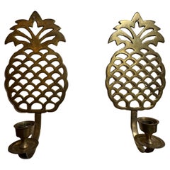 Pareja de candelabros de pared de piña de latón vintage