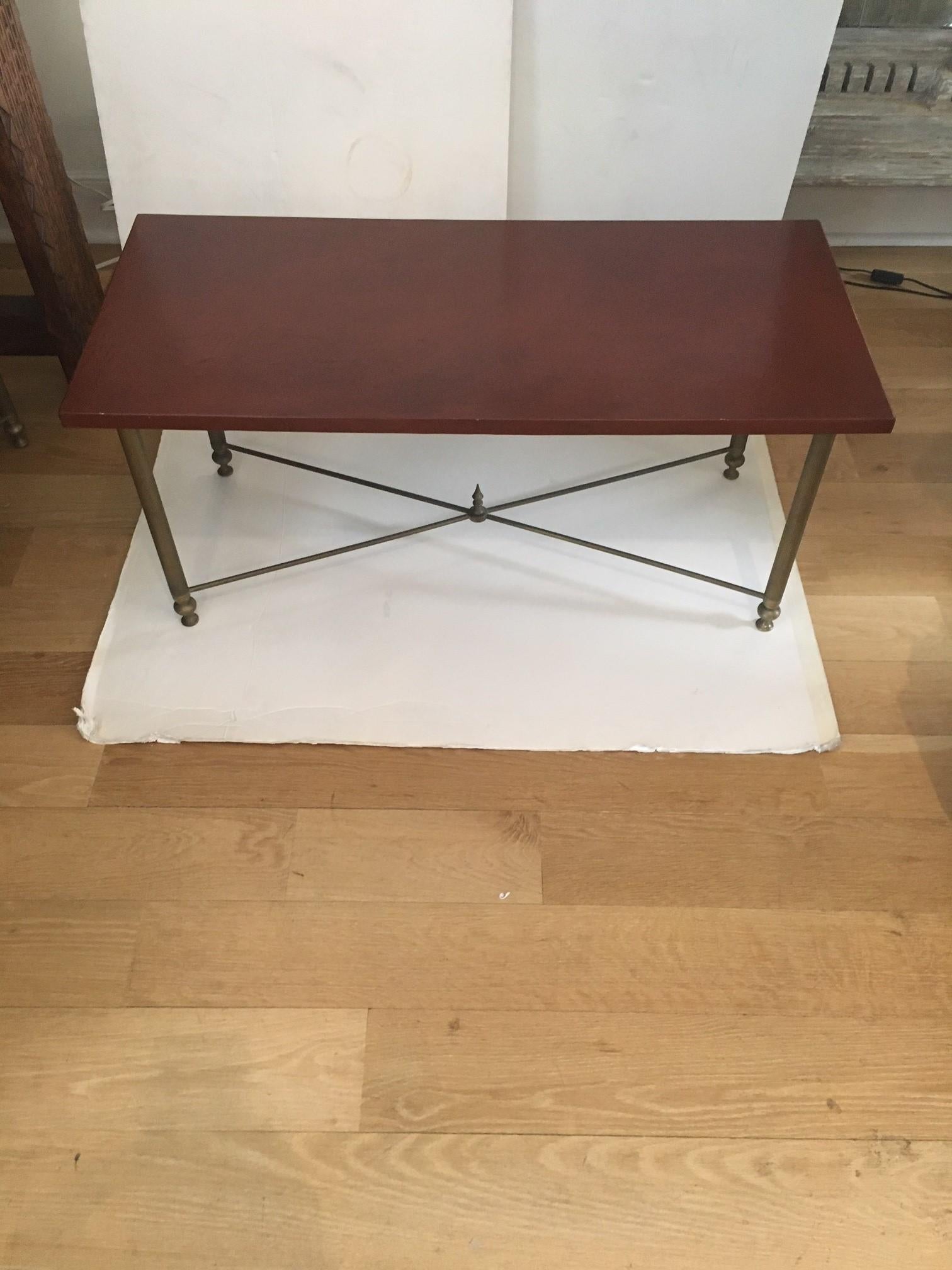 Paar Vintage Messingrohr Basis mit lackiertem Leinen bedeckt Rasbery Red Tops End Tische zugeschrieben Maison Bagues
Beide Tische in gutem Condit, Abmessungen: 37 