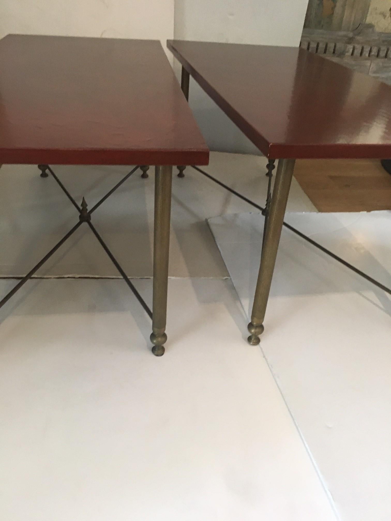 Paar Vintage-Messing-Pfeifenfuß aus Messing mit roten Leinenplatten, Maison Bagues zugeschrieben (Französisch) im Angebot