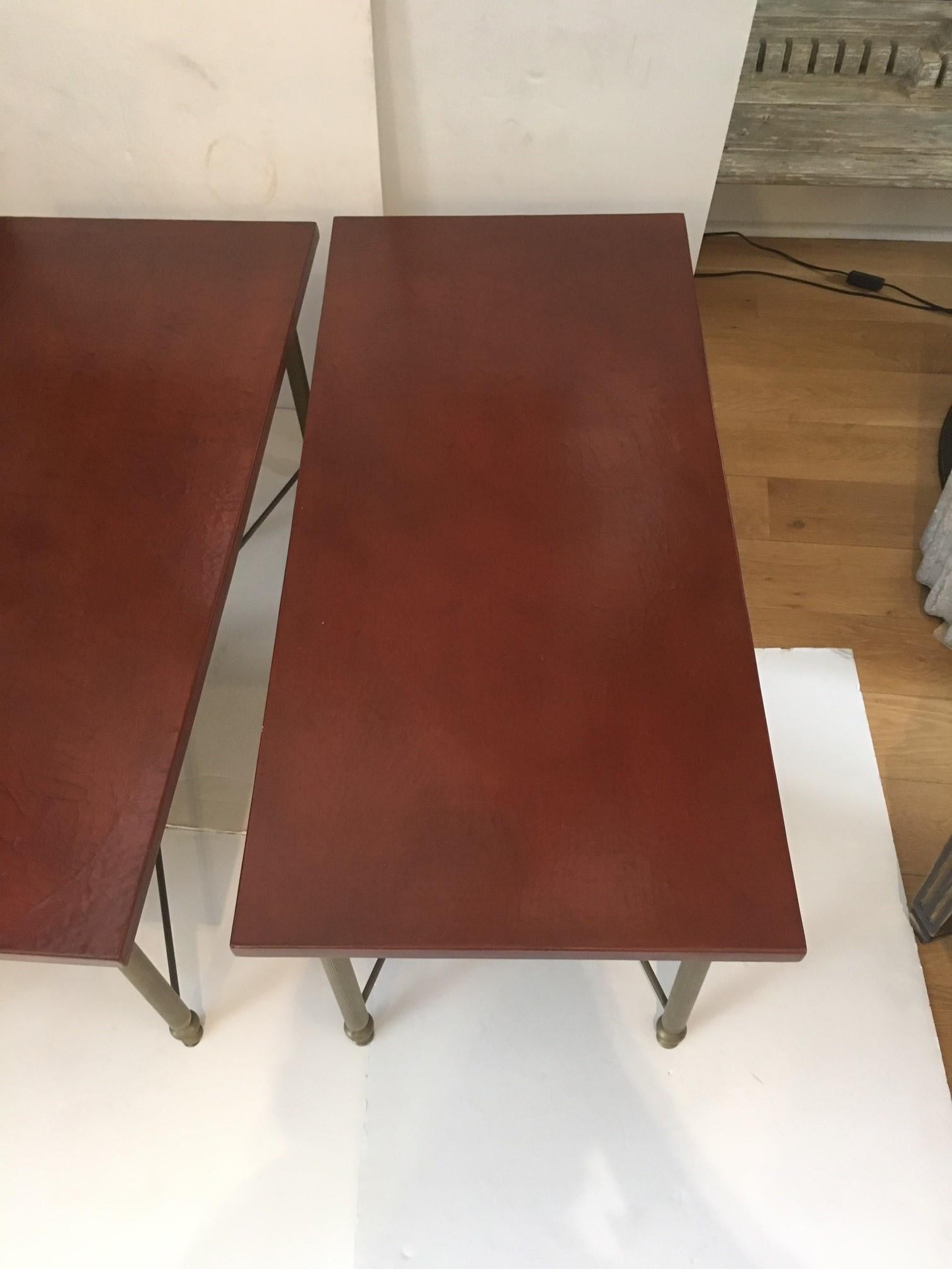 Paar Vintage-Messing-Pfeifenfuß aus Messing mit roten Leinenplatten, Maison Bagues zugeschrieben im Zustand „Gut“ im Angebot in Los Angeles, CA