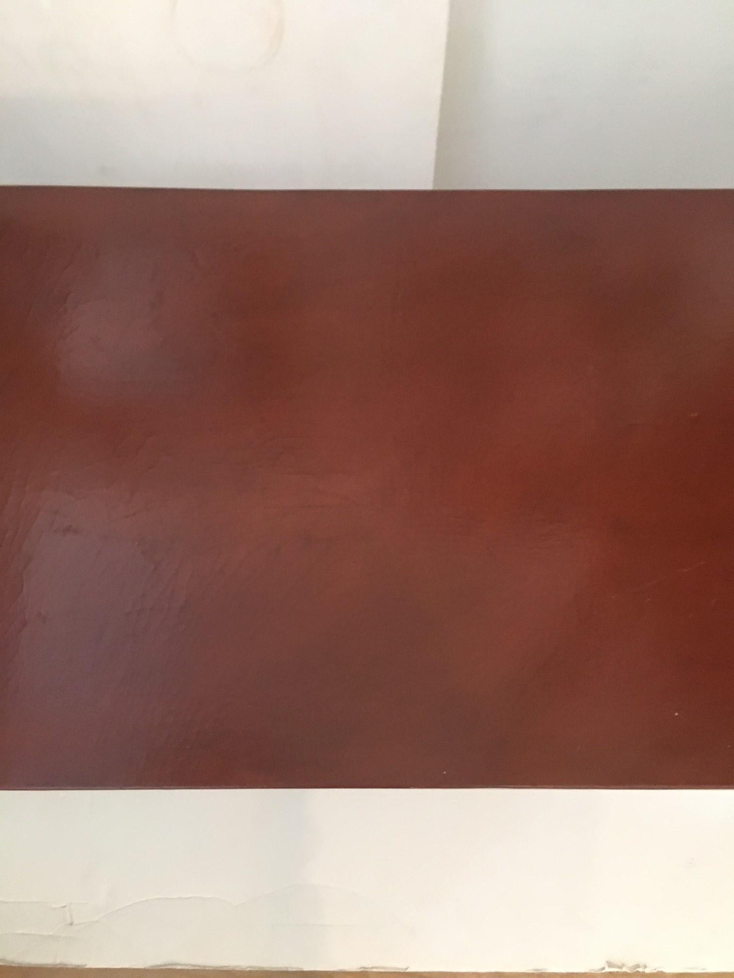 Paar Vintage-Messing-Pfeifenfuß aus Messing mit roten Leinenplatten, Maison Bagues zugeschrieben (Mitte des 20. Jahrhunderts) im Angebot