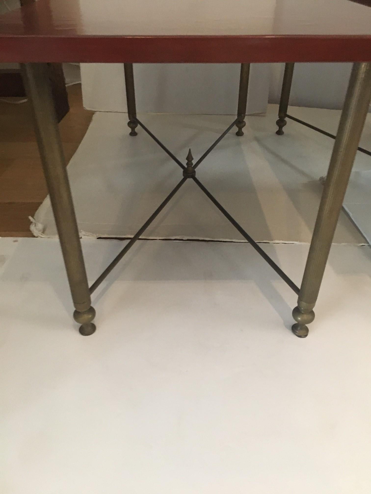 Paar Vintage-Messing-Pfeifenfuß aus Messing mit roten Leinenplatten, Maison Bagues zugeschrieben im Angebot 1