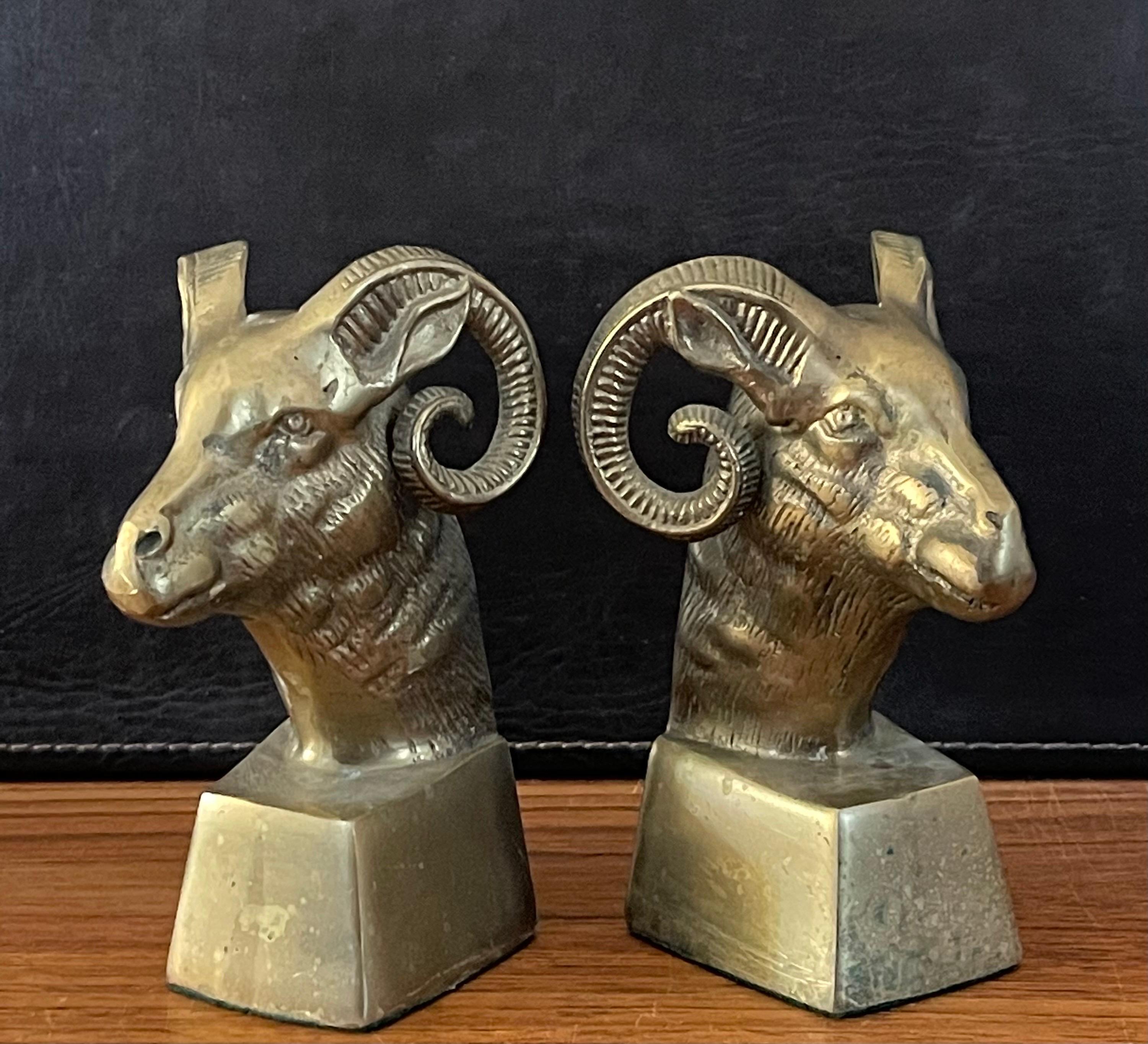 A pair of vintage brass rams head bookends circa 1970s. The bookends are in very good condition and measure 9