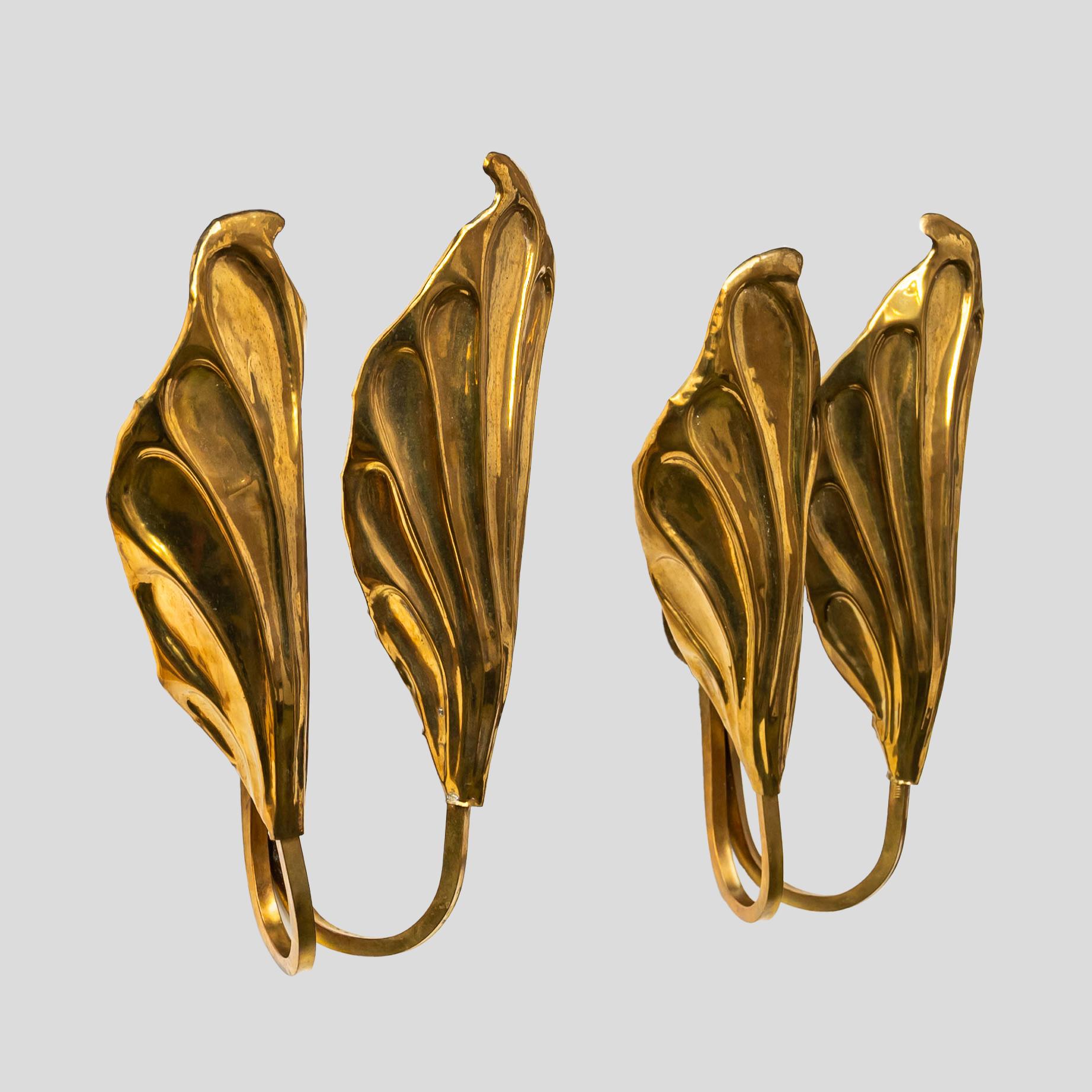 Paire d'appliques murales vintage en laiton en forme de feuille par Tommaso Barbi en vente 1