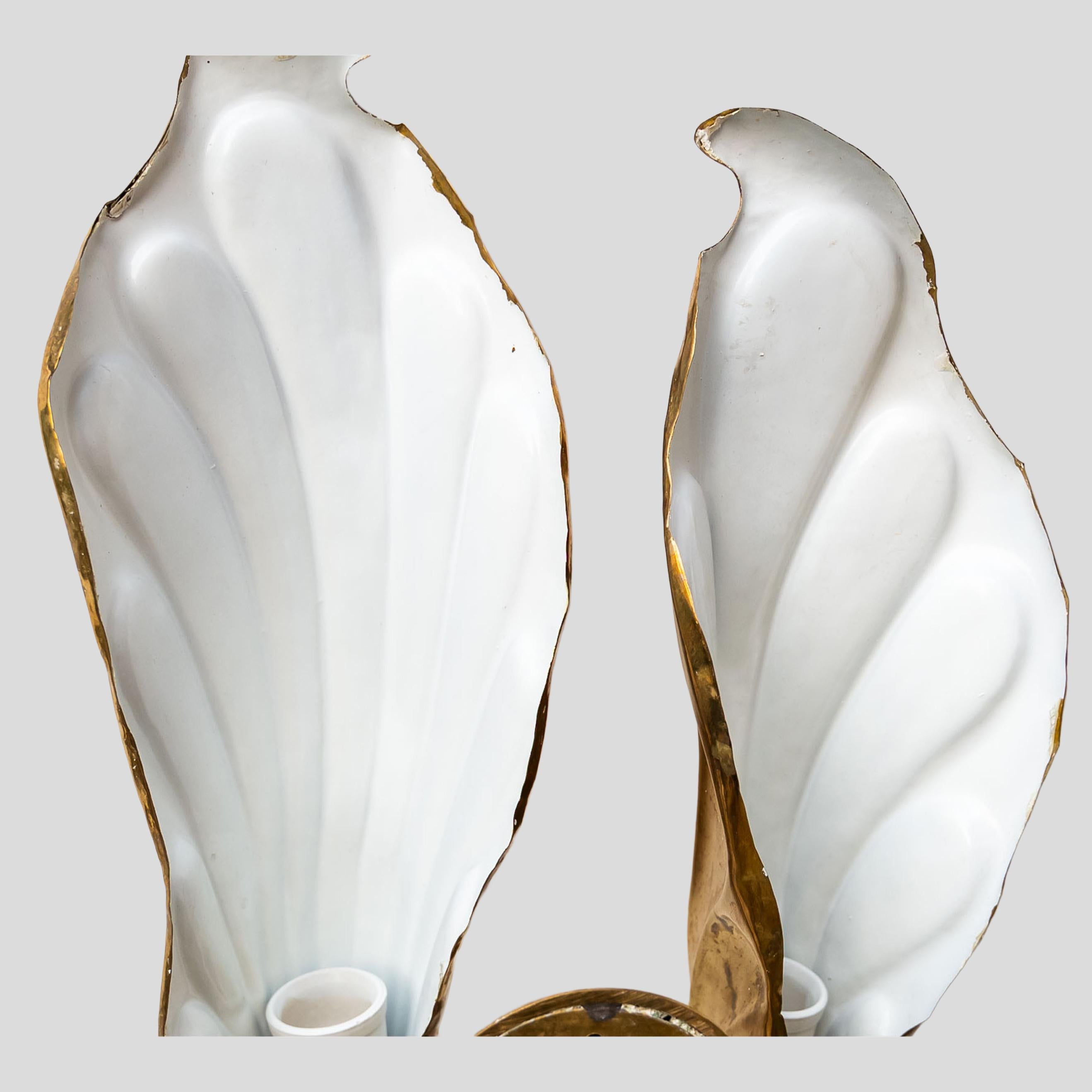 Paire d'appliques murales vintage en laiton en forme de feuille par Tommaso Barbi en vente 2